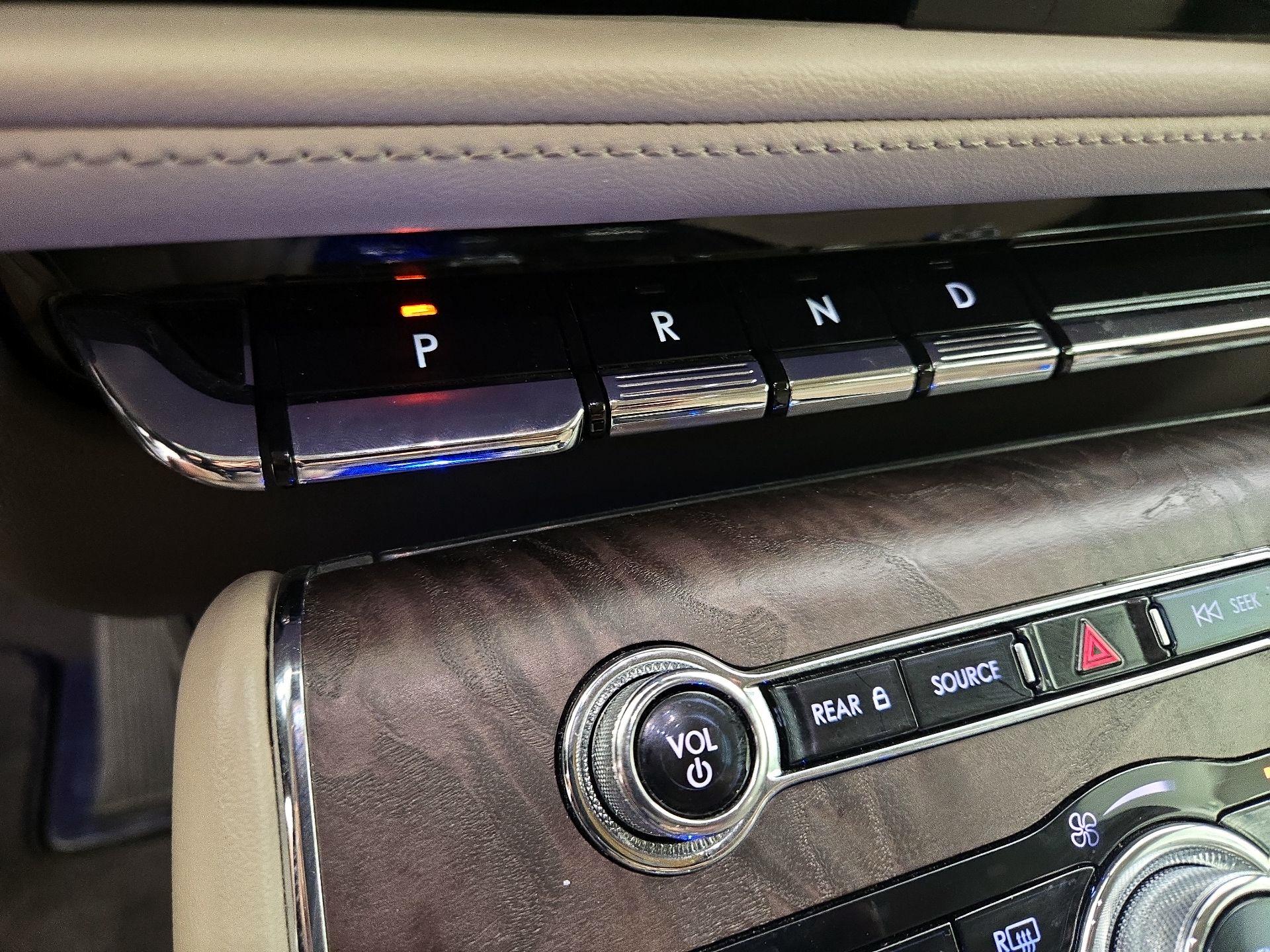 Thumbnail: 2020 Lincoln Aviator - 18