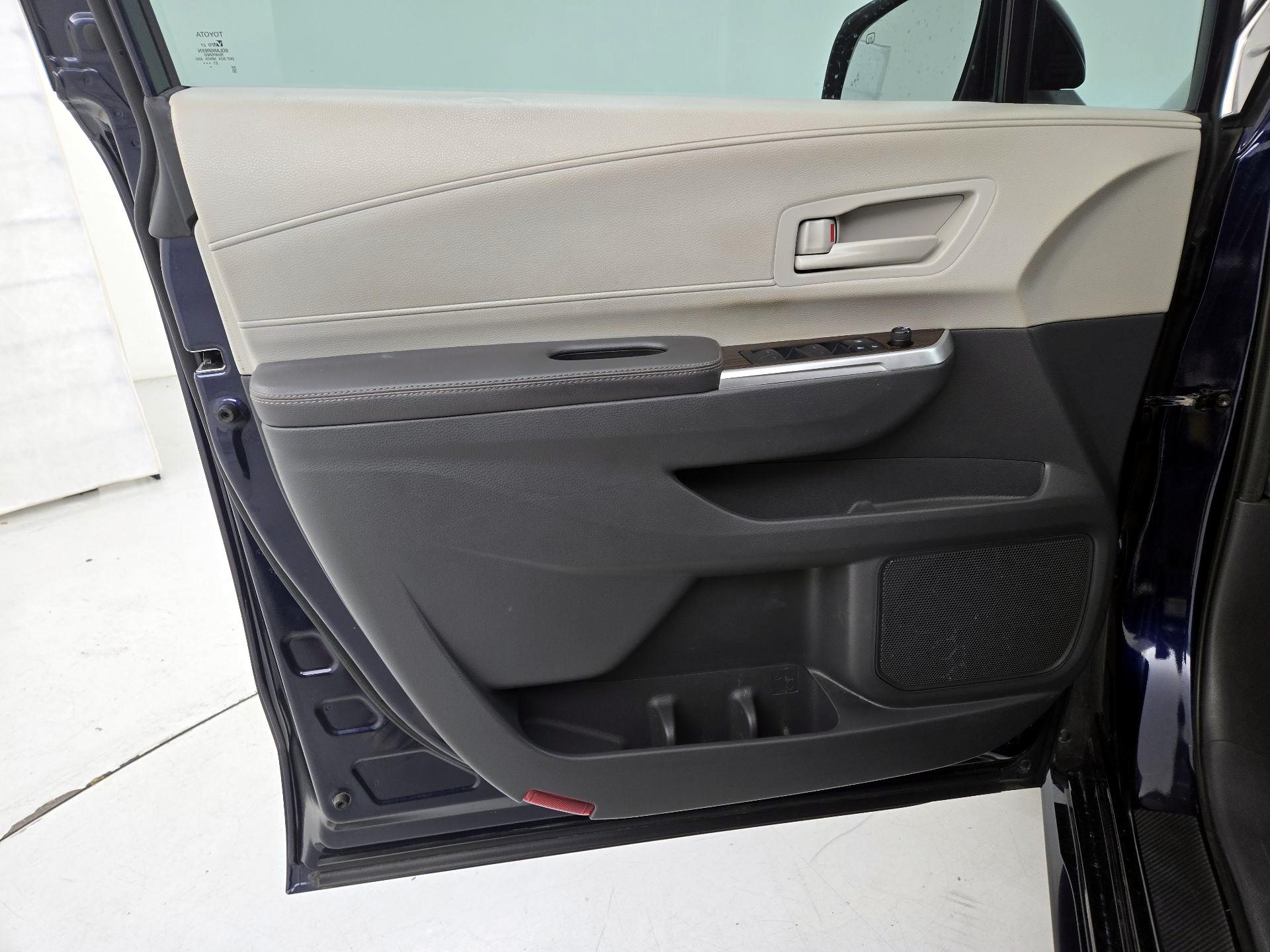 Thumbnail: 2022 Toyota Sienna - 12