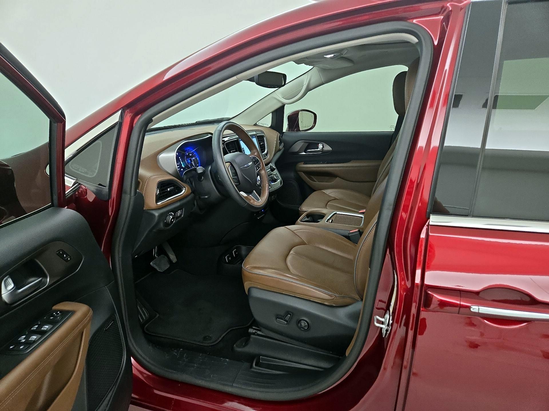Thumbnail: 2019 Chrysler Pacifica - 11