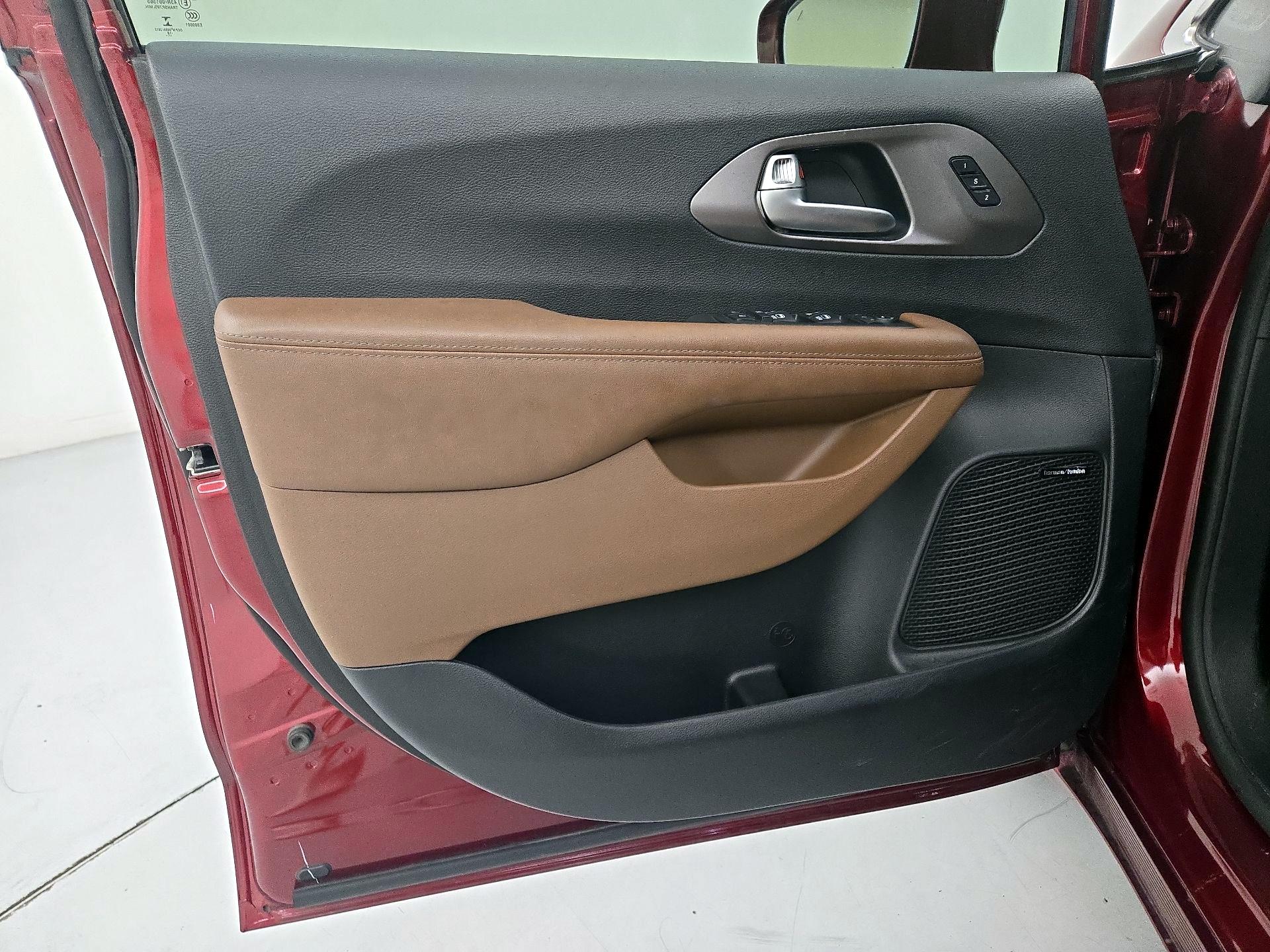 Thumbnail: 2019 Chrysler Pacifica - 12
