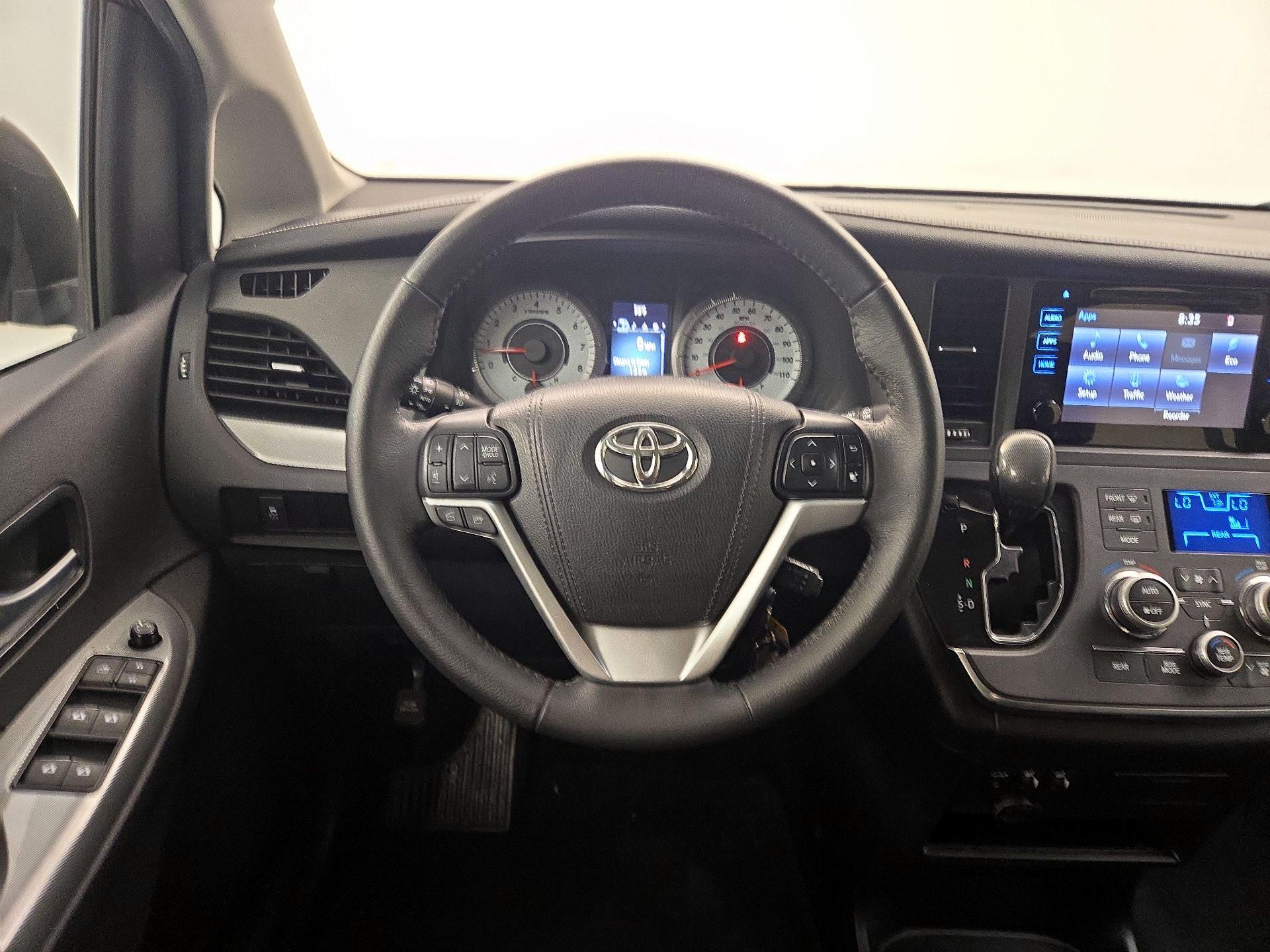 Thumbnail: 2017 Toyota Sienna - 10