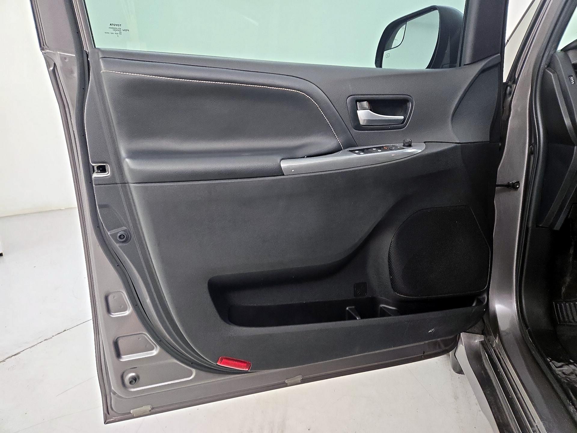 Thumbnail: 2017 Toyota Sienna - 12