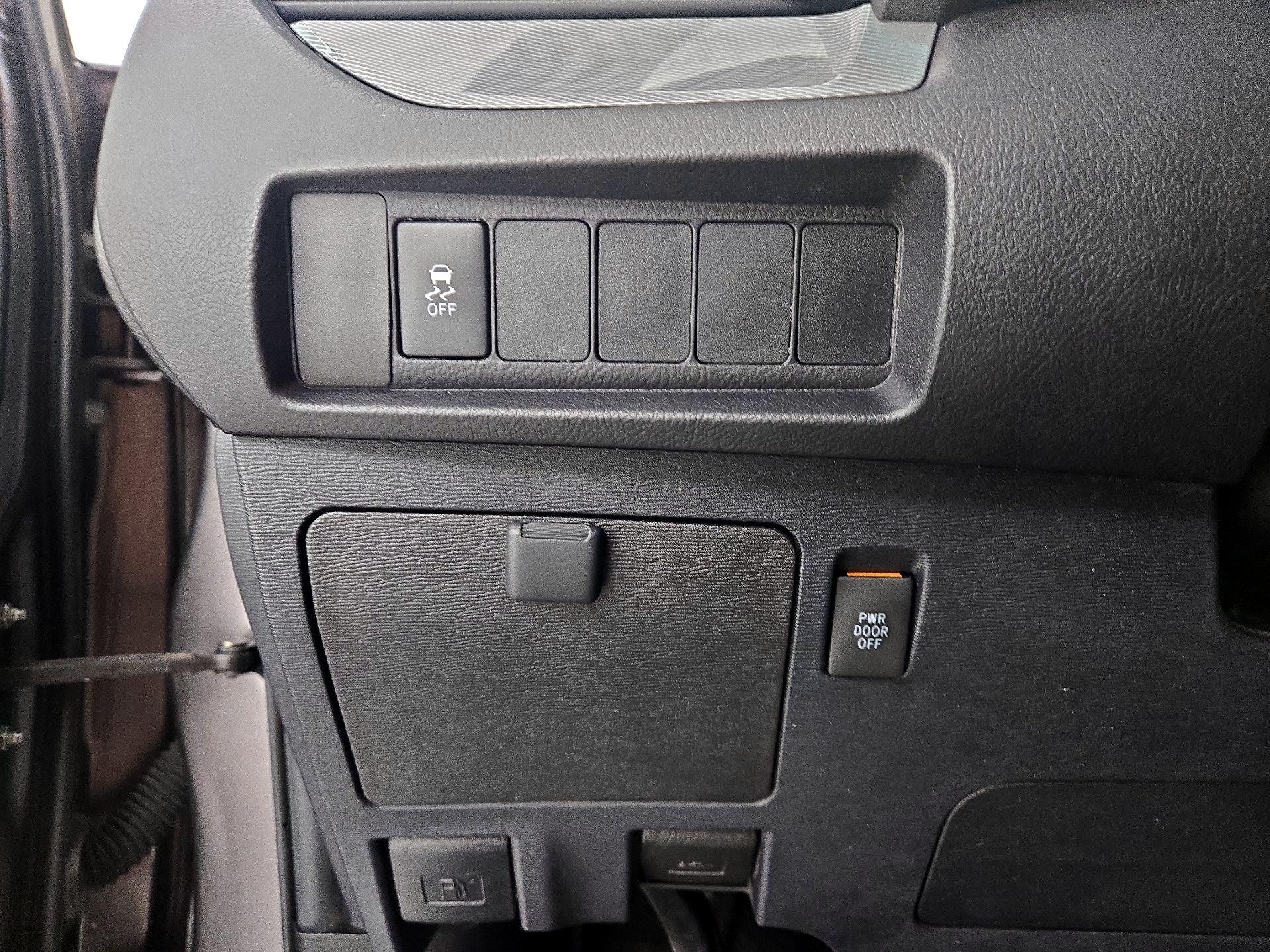 Thumbnail: 2017 Toyota Sienna - 13