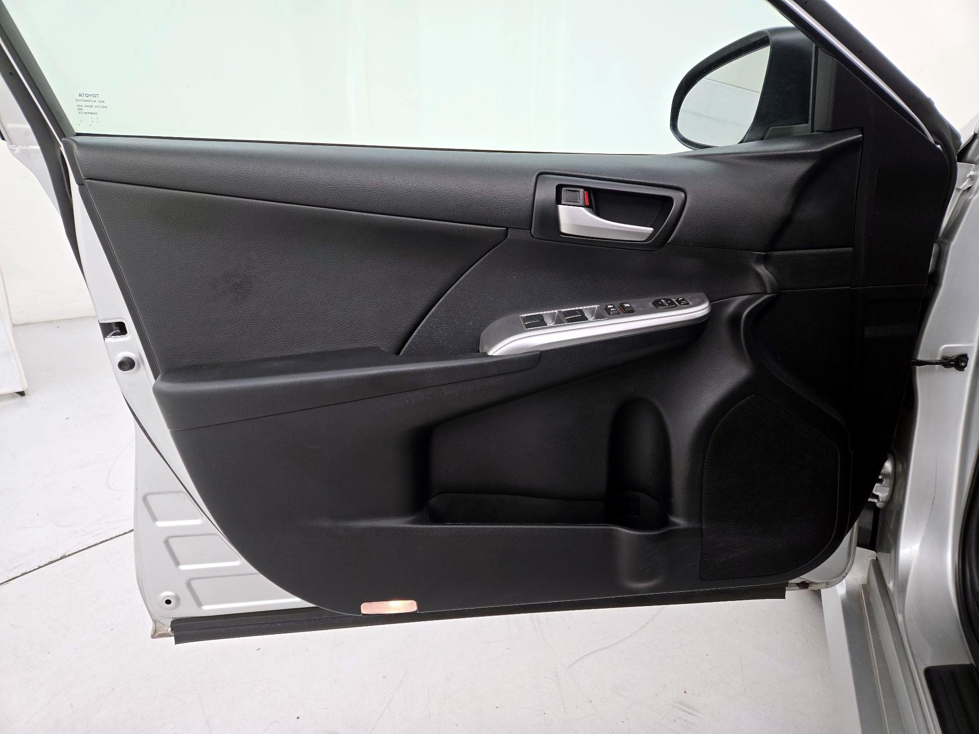 Thumbnail: 2014 Toyota Camry - 12