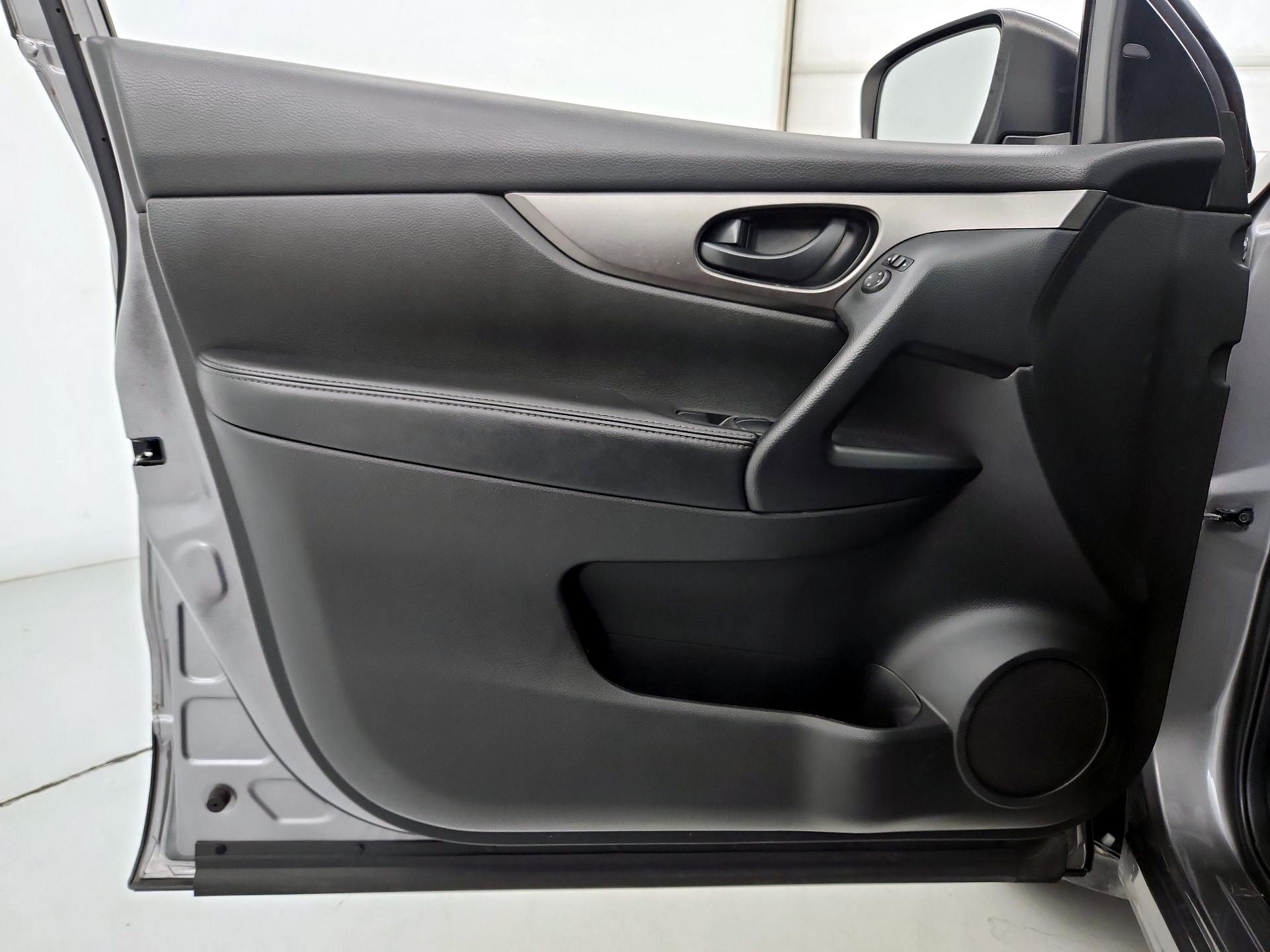 Thumbnail: 2020 Nissan Rogue Sport - 12