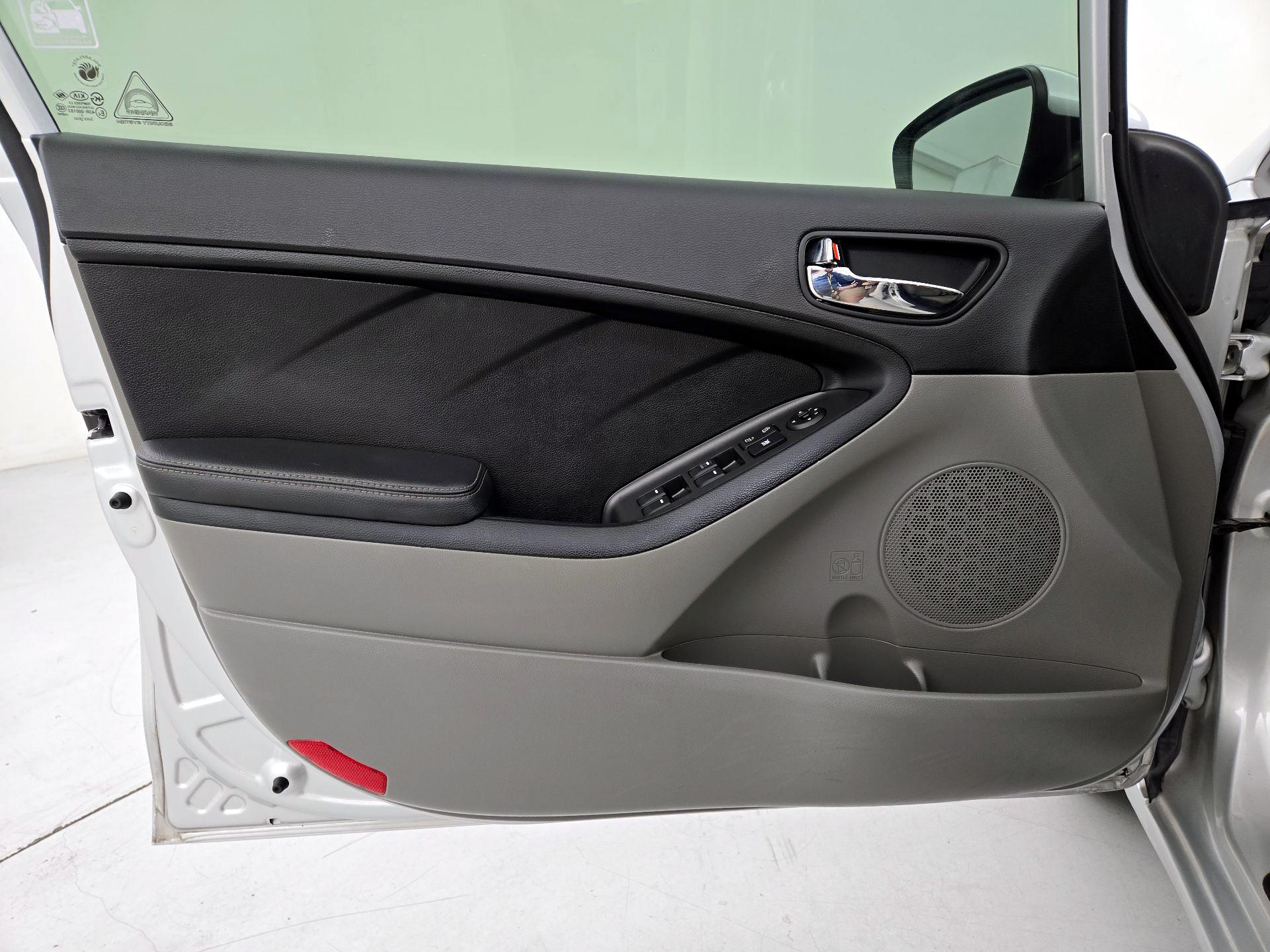 Thumbnail: 2016 Kia Forte - 12
