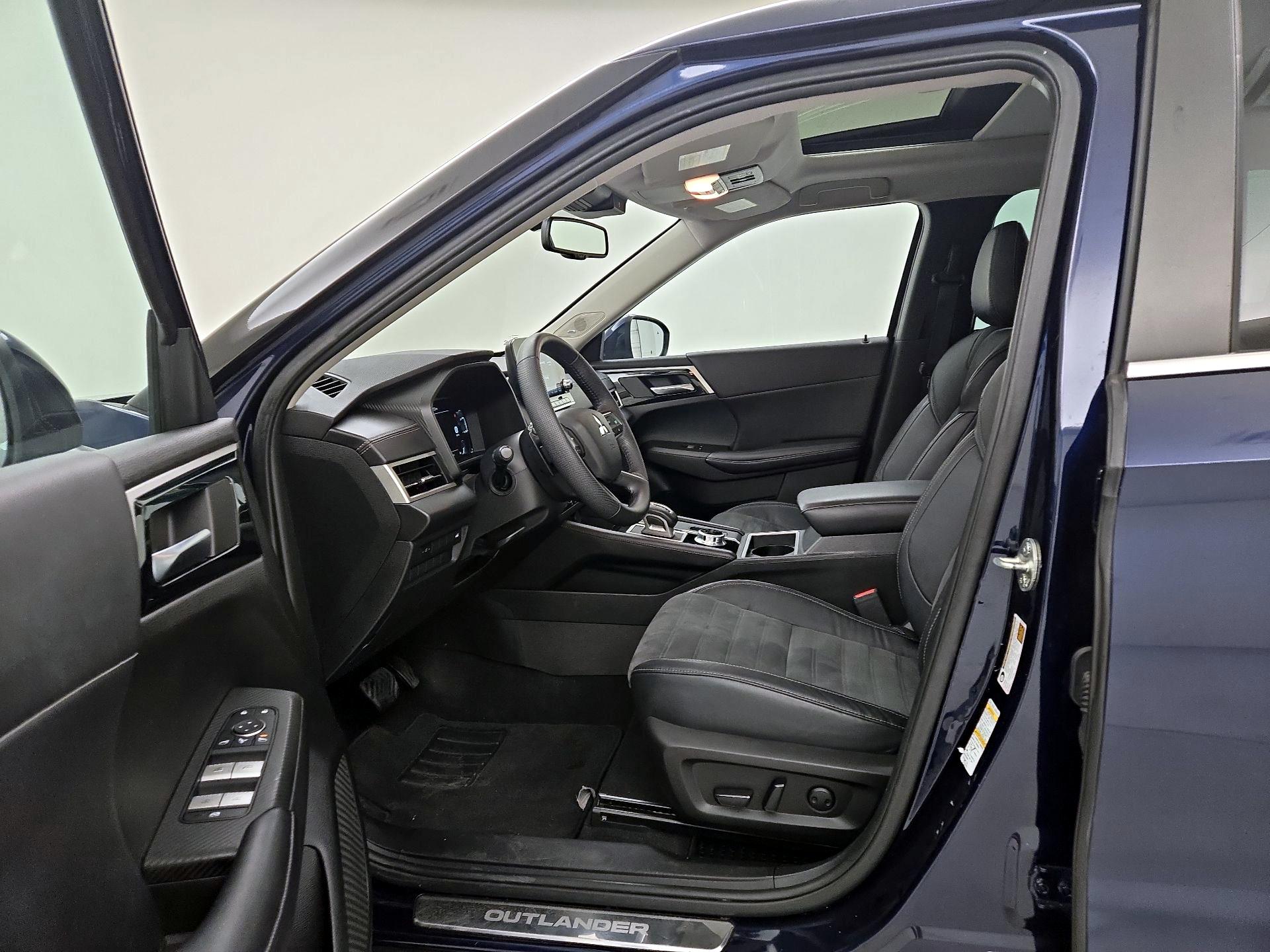 Thumbnail: 2023 Mitsubishi Outlander - 11