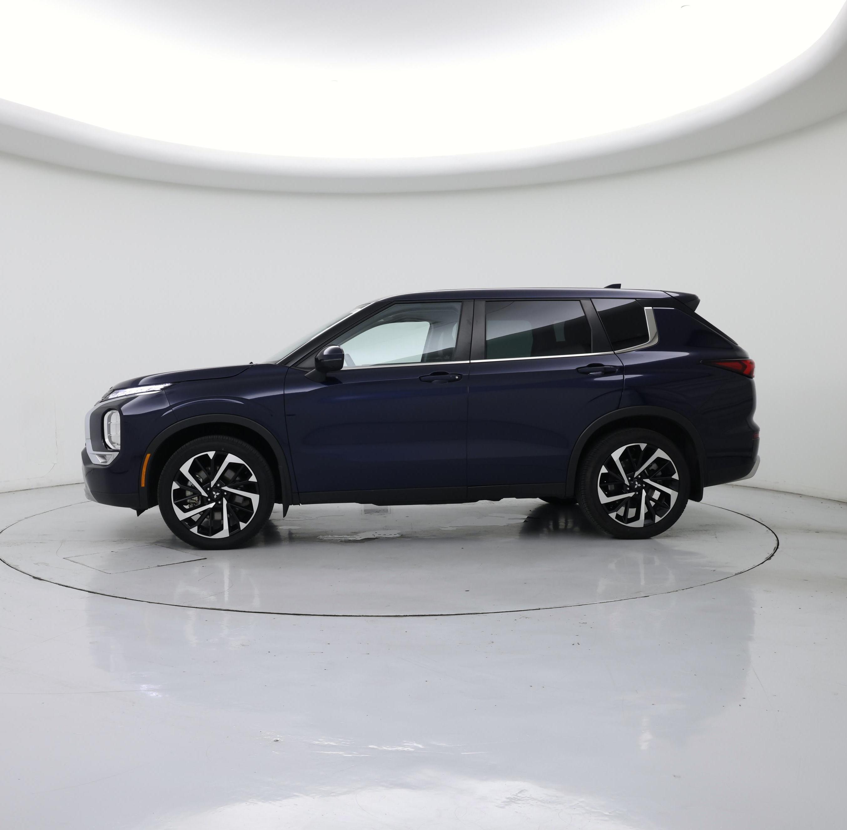 Thumbnail: 2023 Mitsubishi Outlander - 3