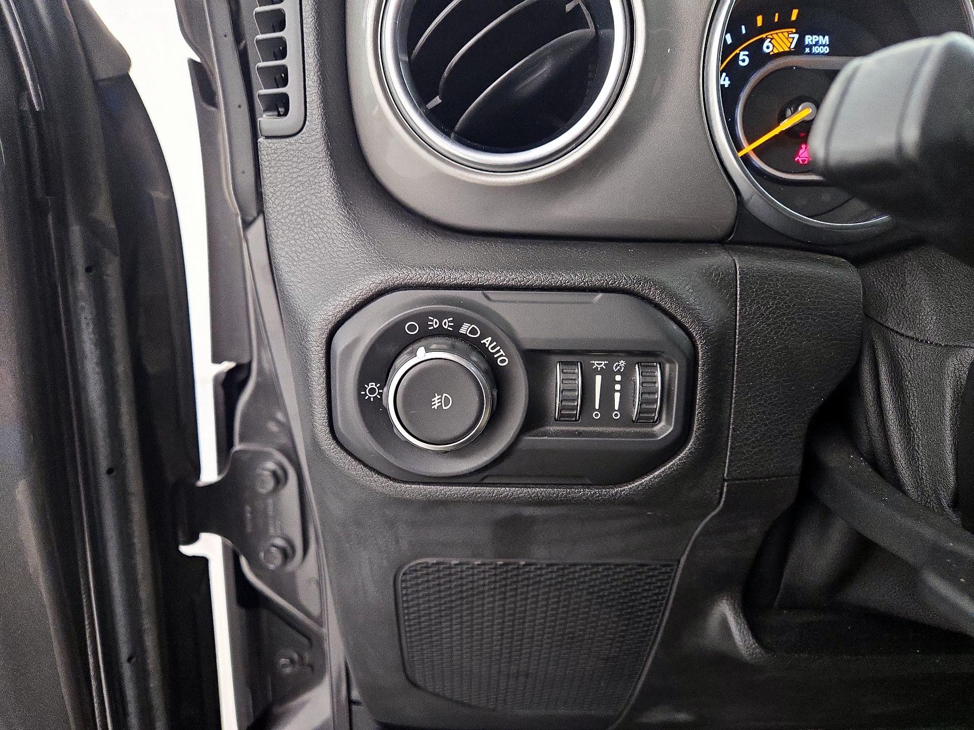 Thumbnail: 2018 Jeep Wrangler - 13
