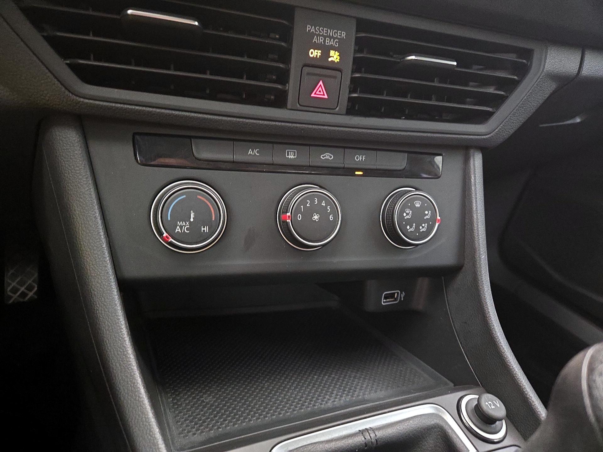 Thumbnail: 2019 Volkswagen Jetta - 15