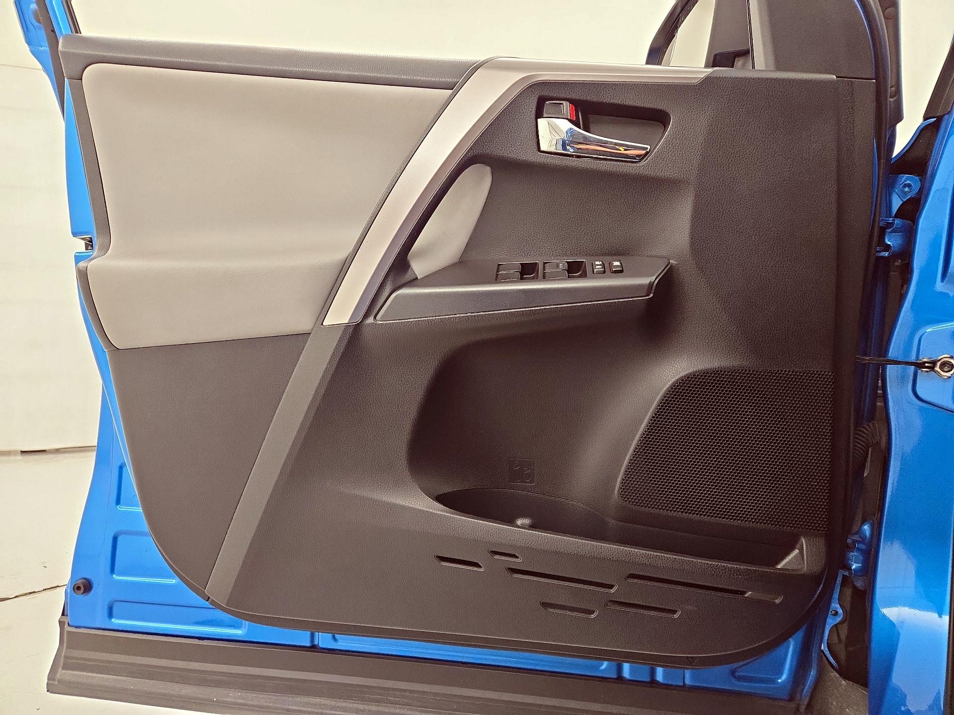 Thumbnail: 2016 Toyota RAV4 - 12