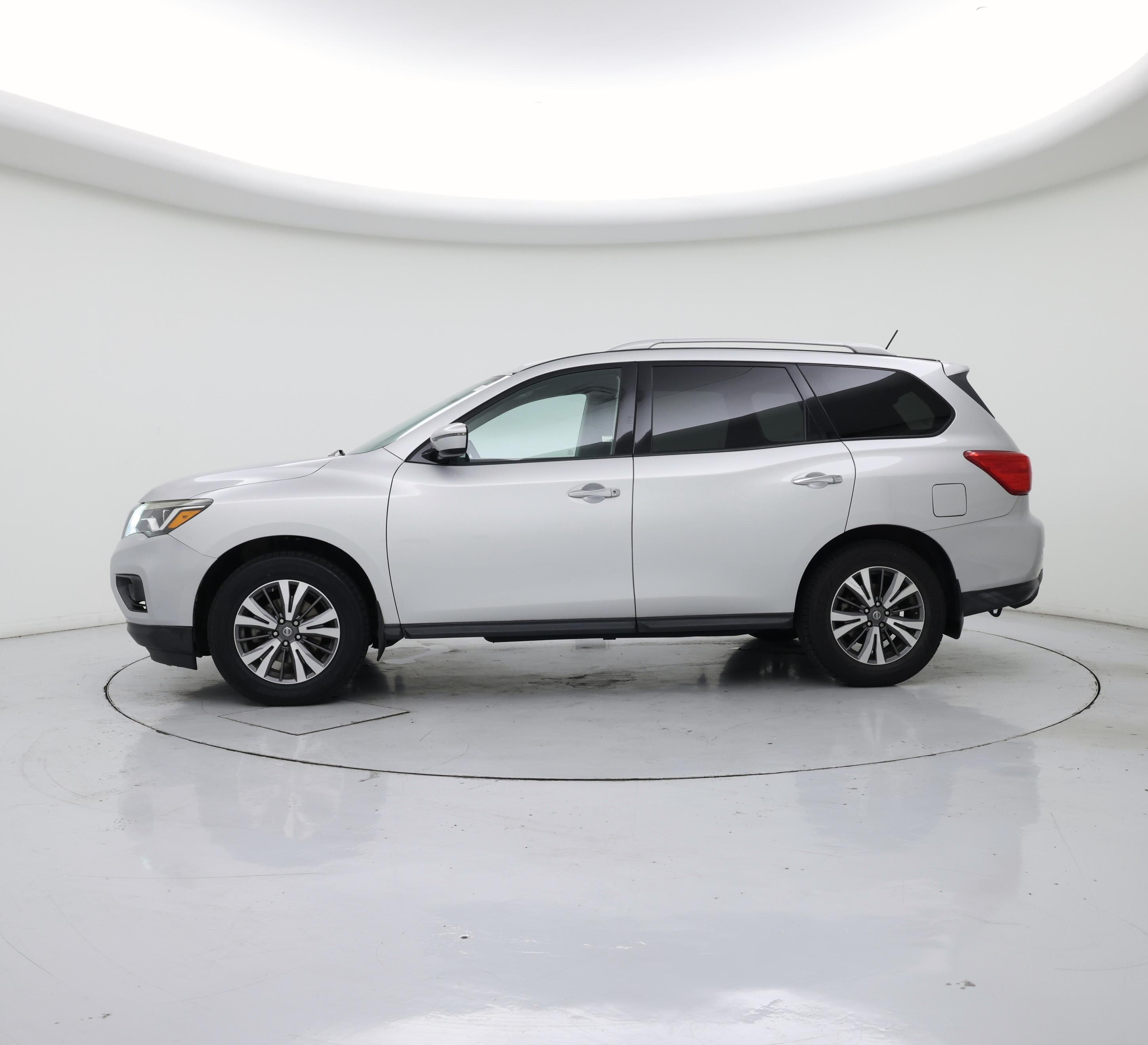 Thumbnail: 2017 Nissan Pathfinder - 3
