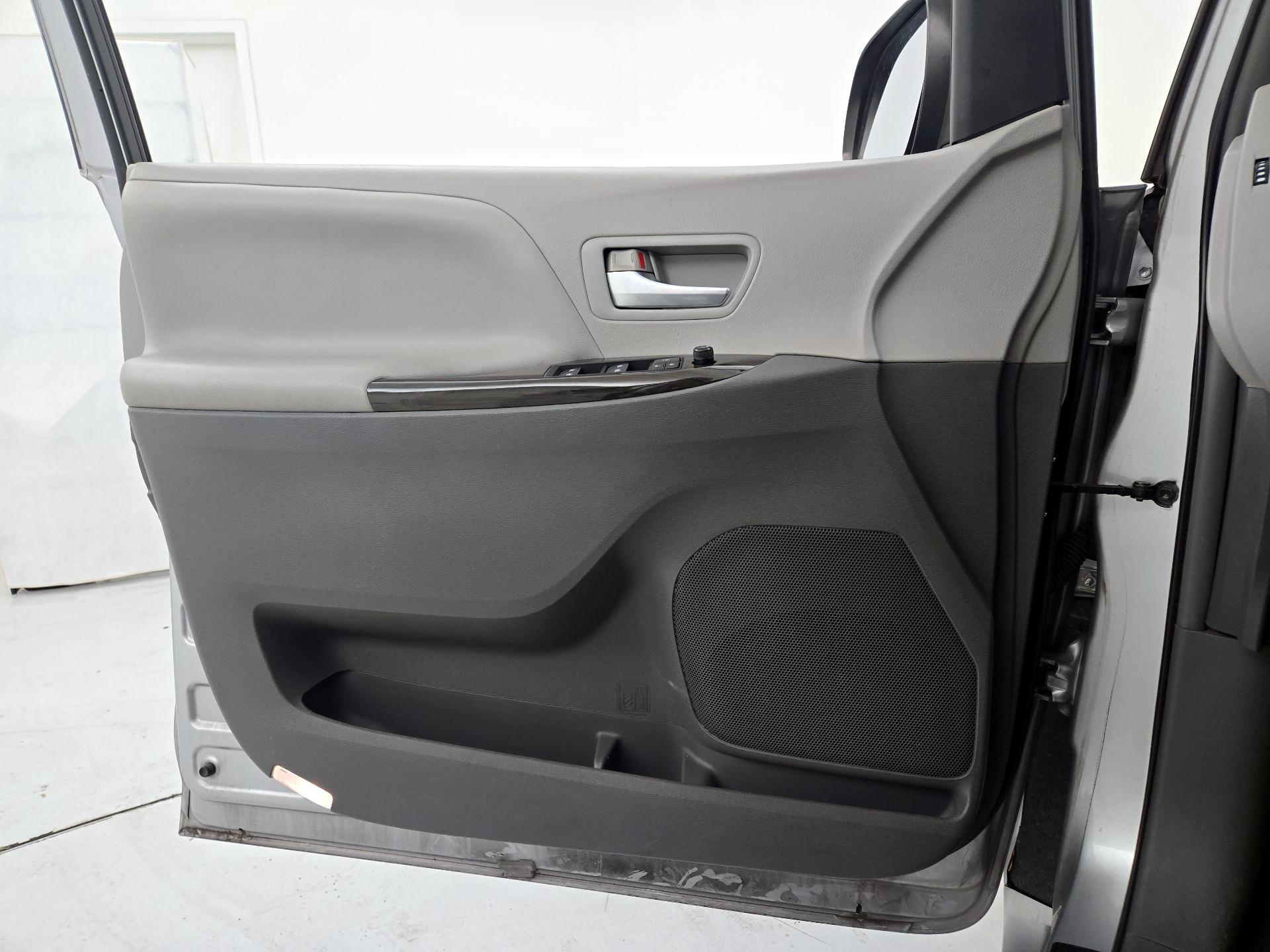 Thumbnail: 2015 Toyota Sienna - 12