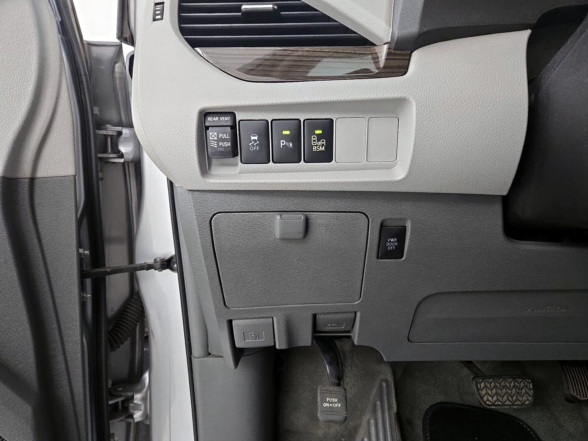 Thumbnail: 2015 Toyota Sienna - 13