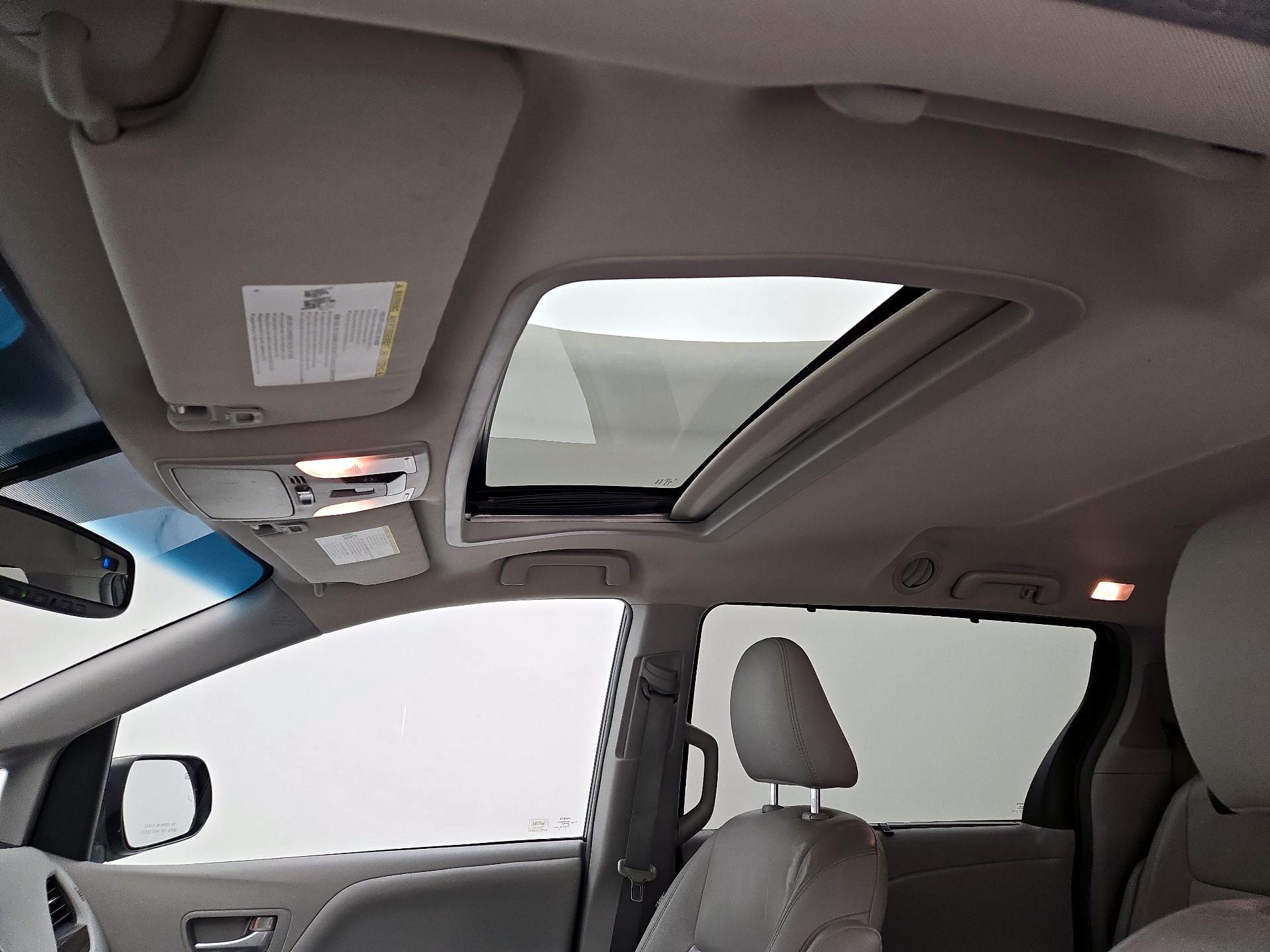Thumbnail: 2015 Toyota Sienna - 19