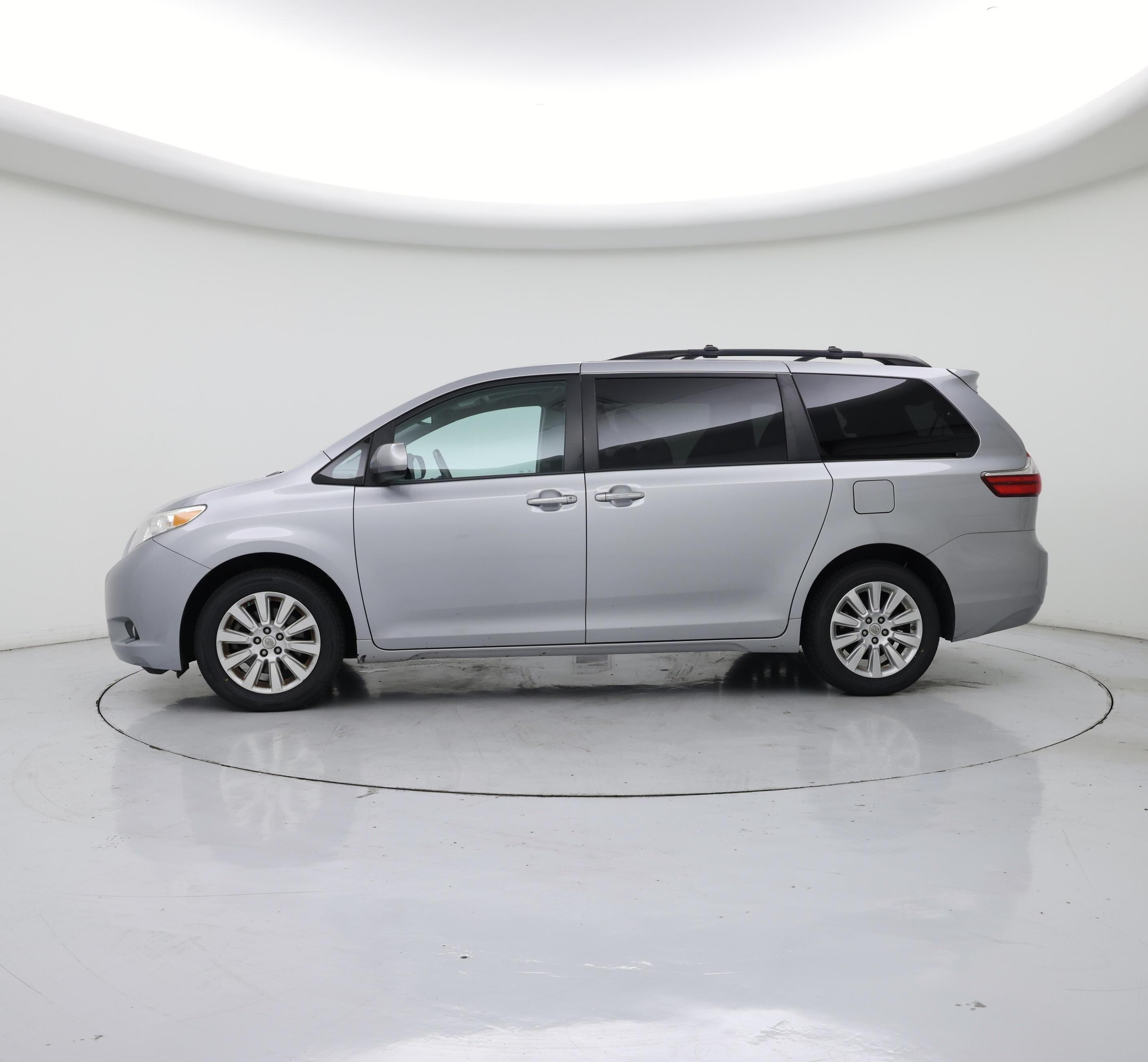 Thumbnail: 2015 Toyota Sienna - 3