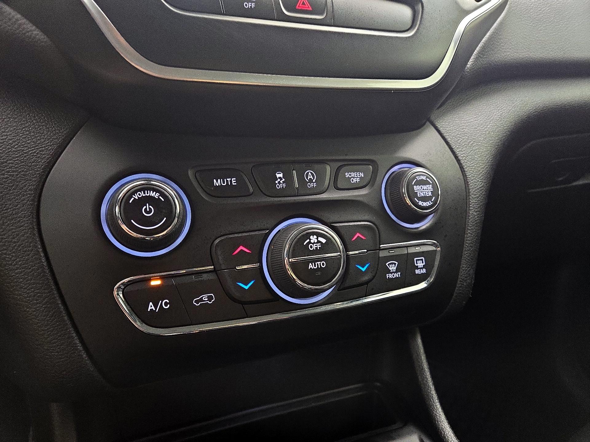 Thumbnail: 2019 Jeep Cherokee - 16