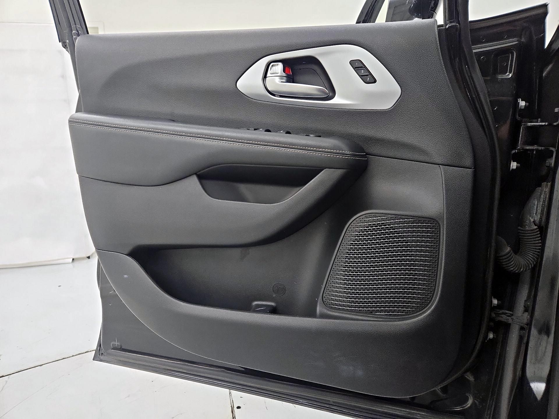 Thumbnail: 2019 Chrysler Pacifica - 12