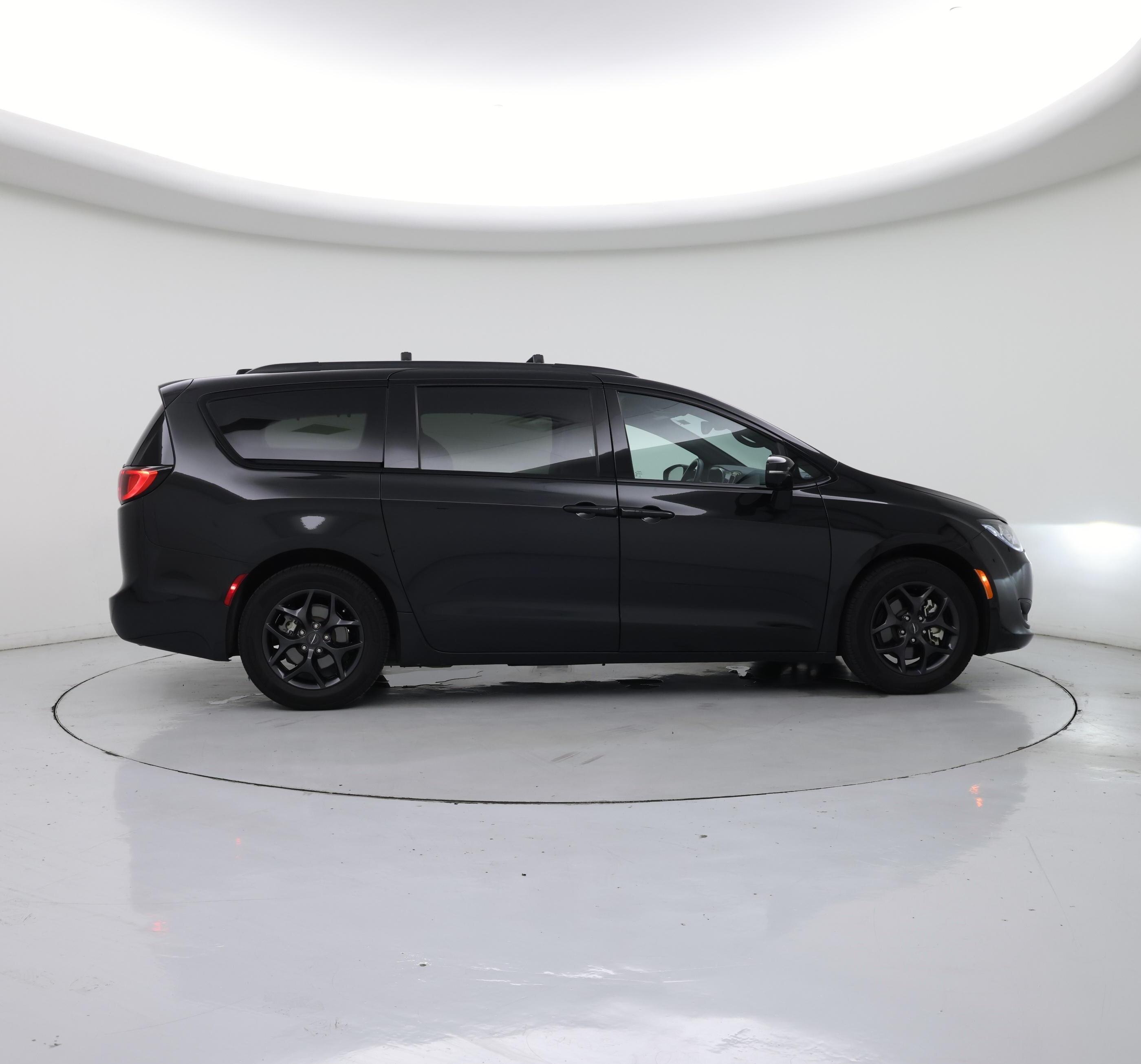 Thumbnail: 2019 Chrysler Pacifica - 7