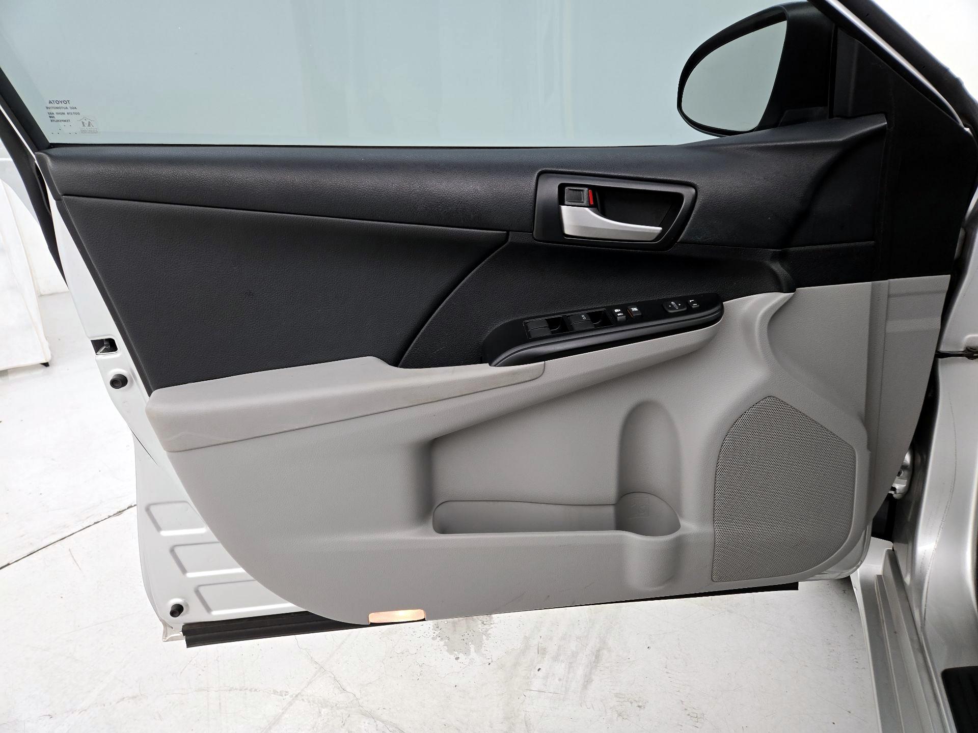 Thumbnail: 2013 Toyota Camry - 12