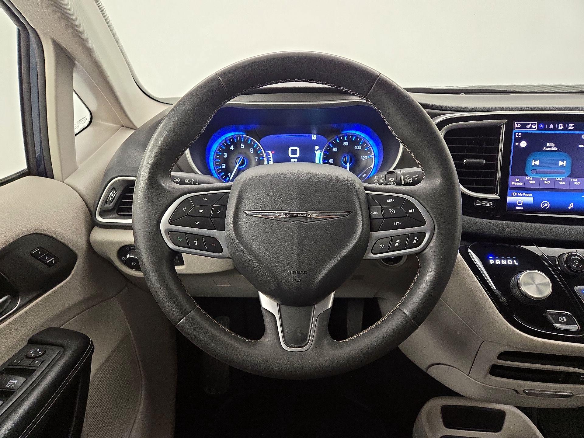 Thumbnail: 2022 Chrysler Pacifica - 10