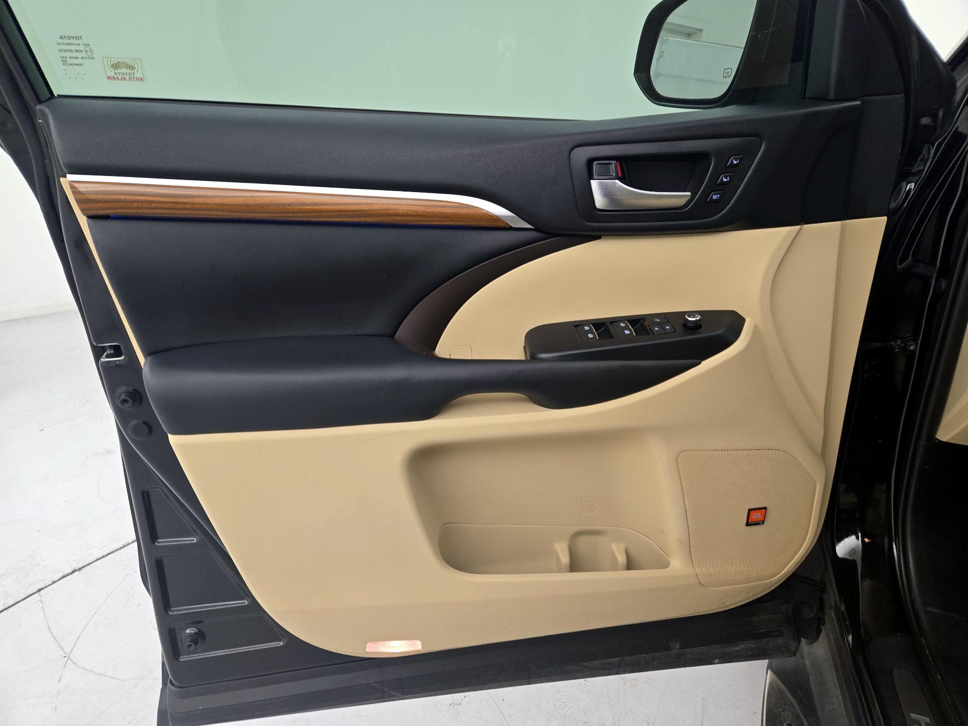 Thumbnail: 2019 Toyota Highlander - 12