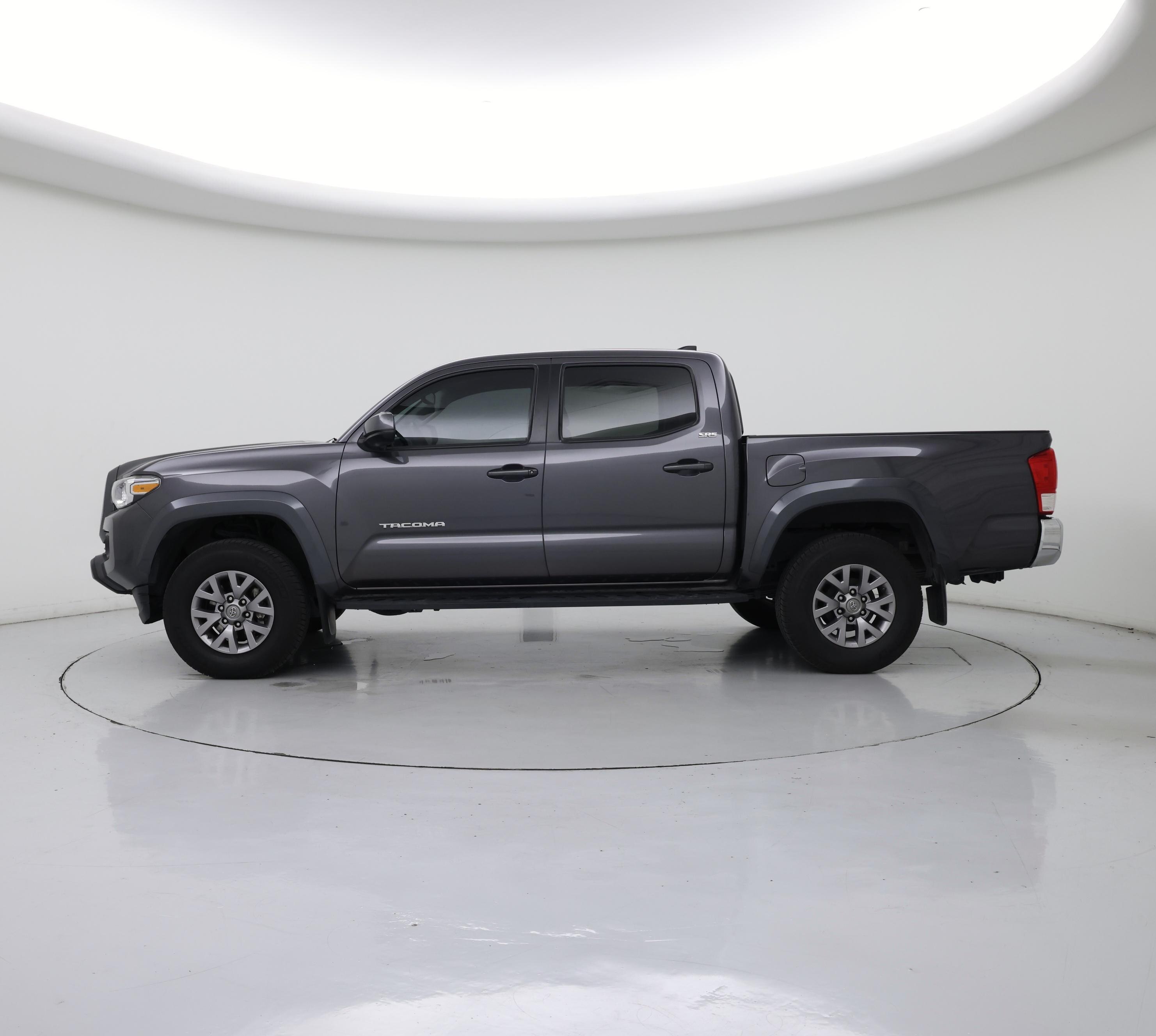 Thumbnail: 2017 Toyota Tacoma - 3