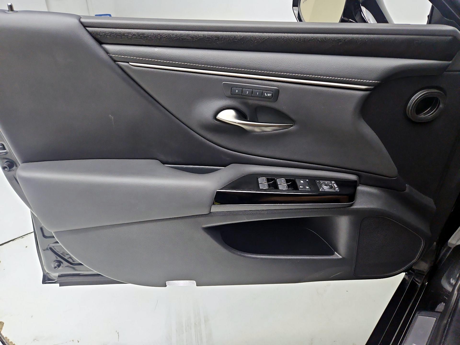 Thumbnail: 2022 Lexus ES - 12