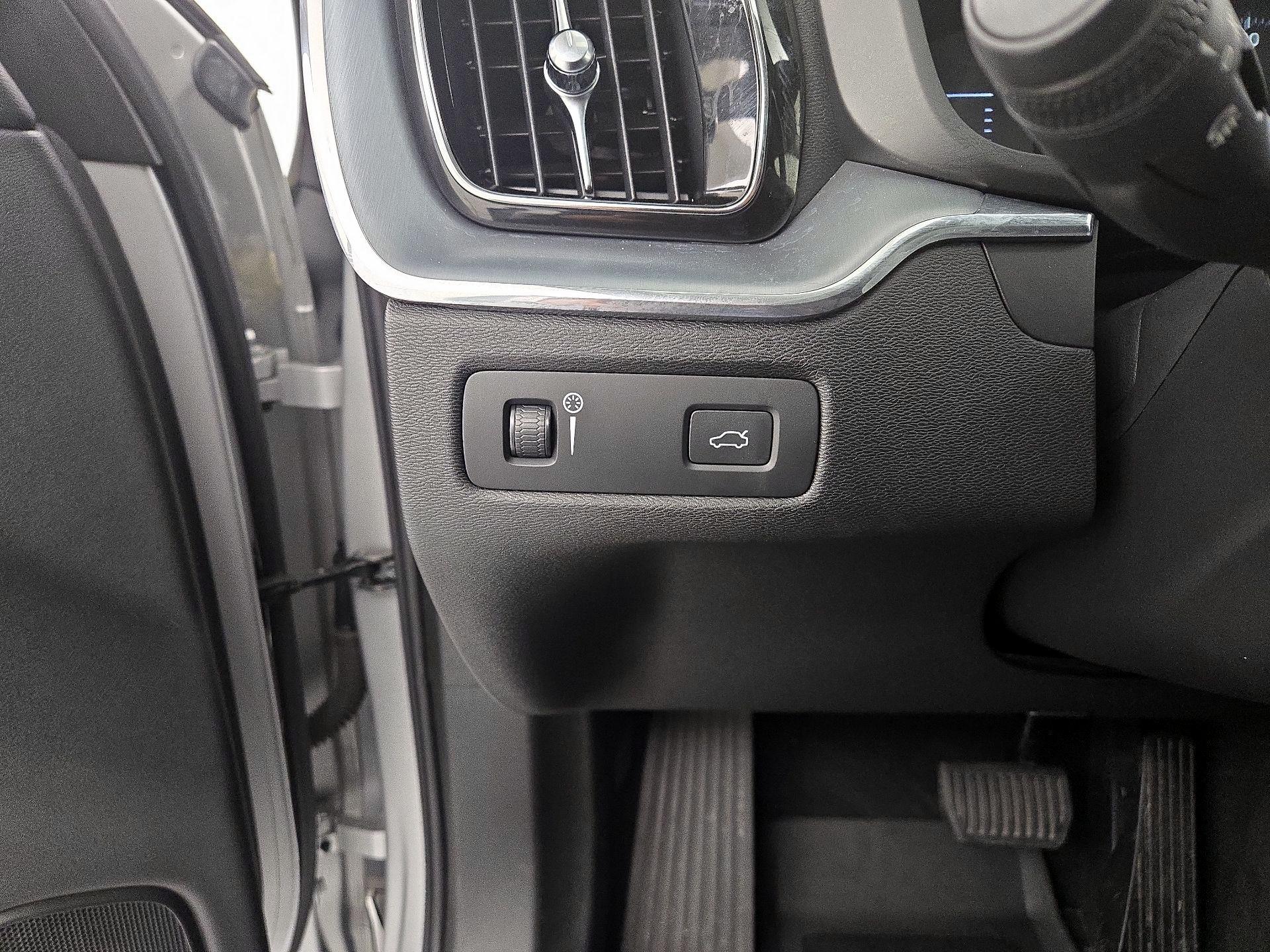 Thumbnail: 2019 Volvo XC60 - 13