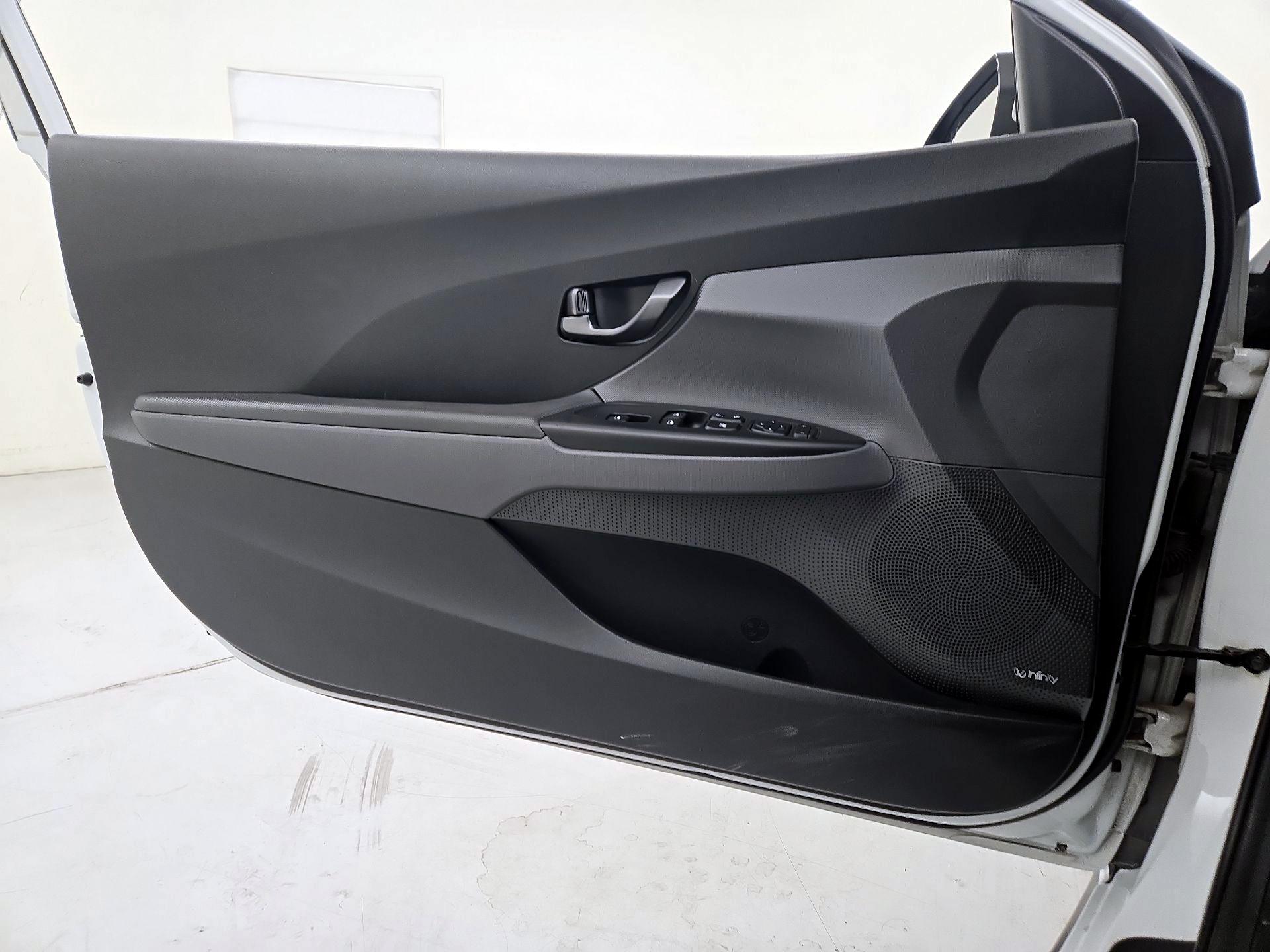 Thumbnail: 2019 Hyundai Veloster - 12