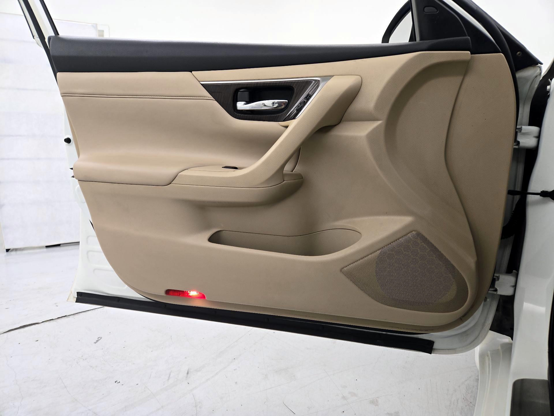 Thumbnail: 2015 Nissan Altima - 12