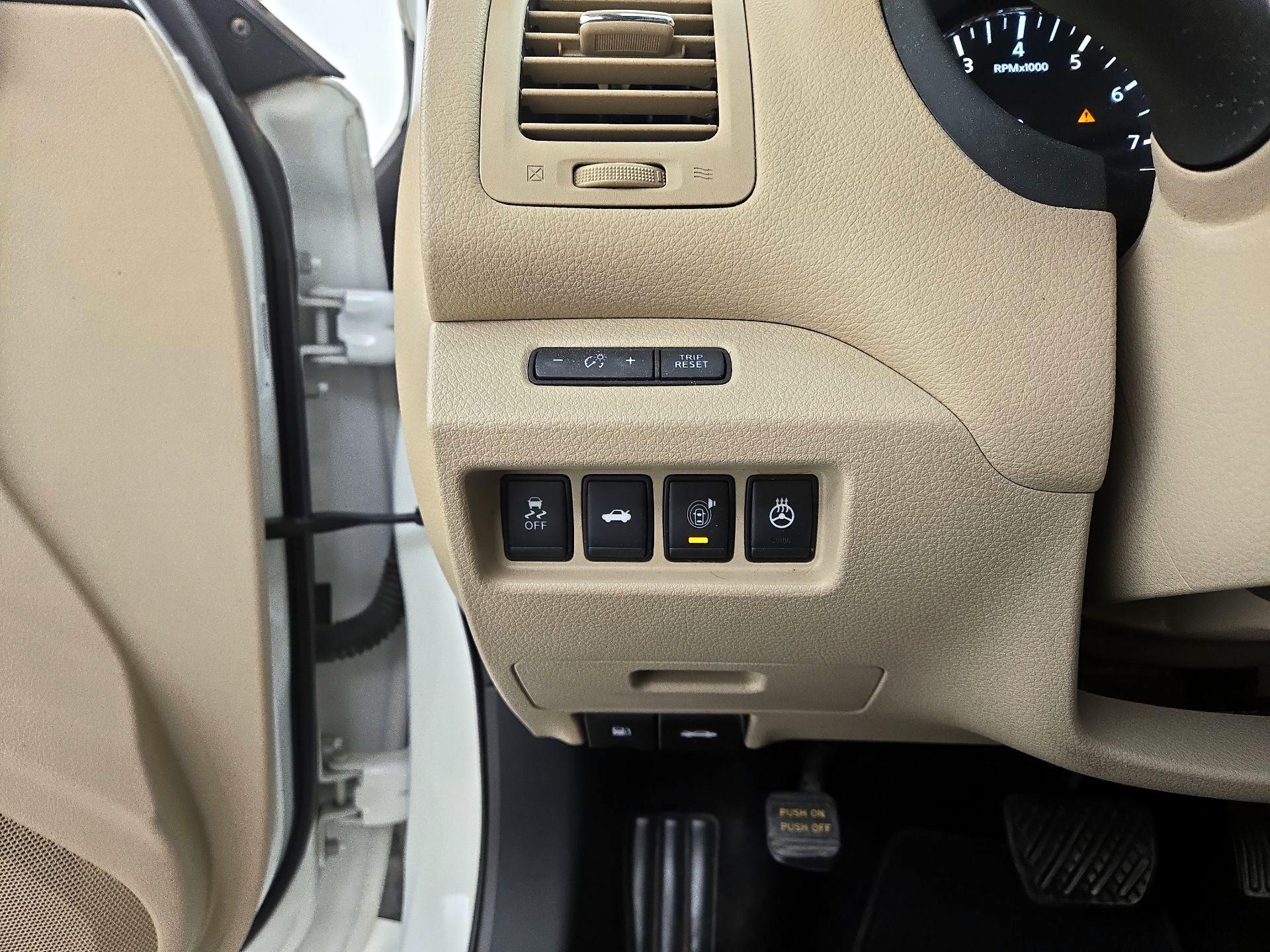 Thumbnail: 2015 Nissan Altima - 13