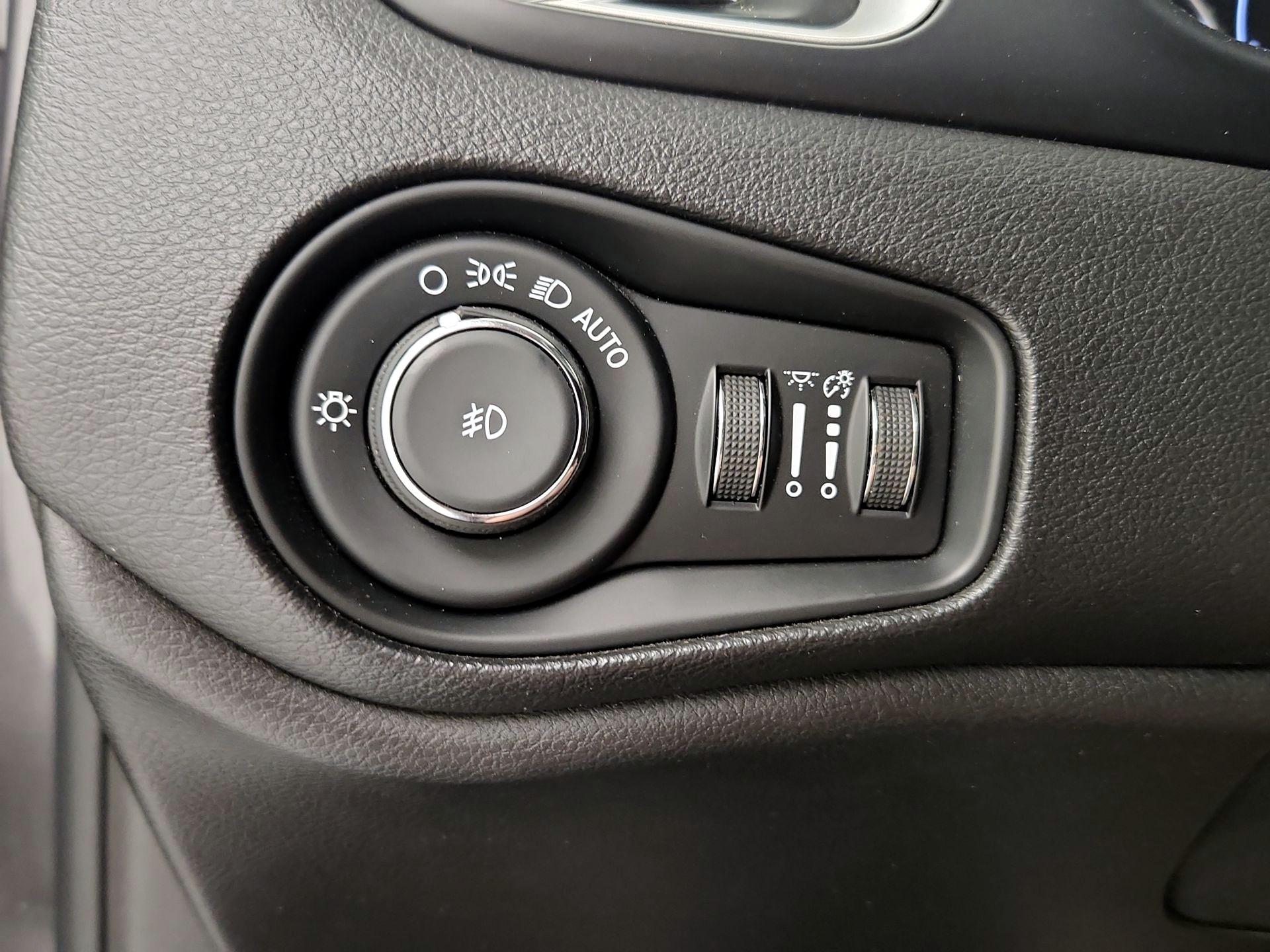 Thumbnail: 2020 Jeep Renegade - 13