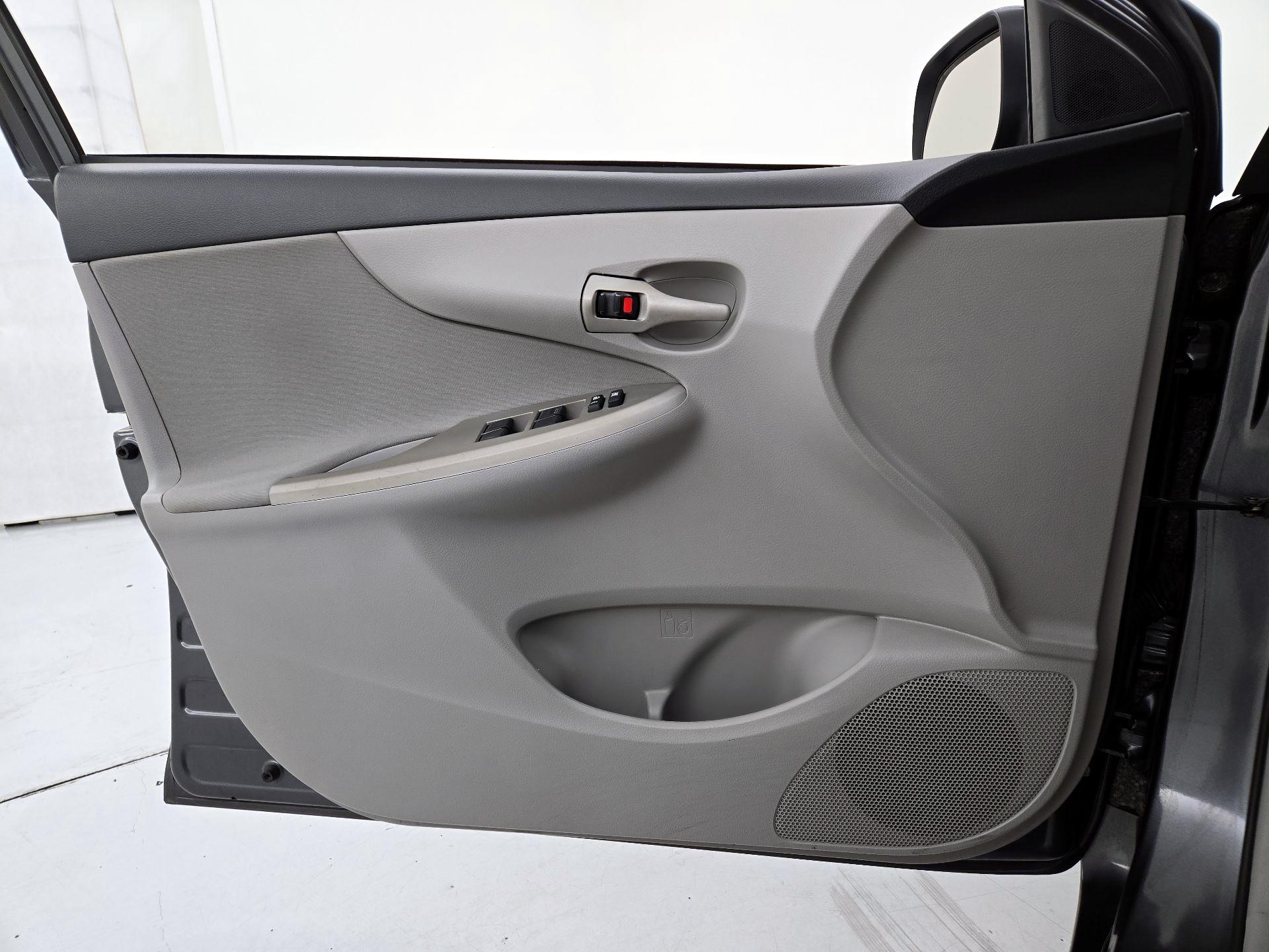 Thumbnail: 2013 Toyota Corolla - 12