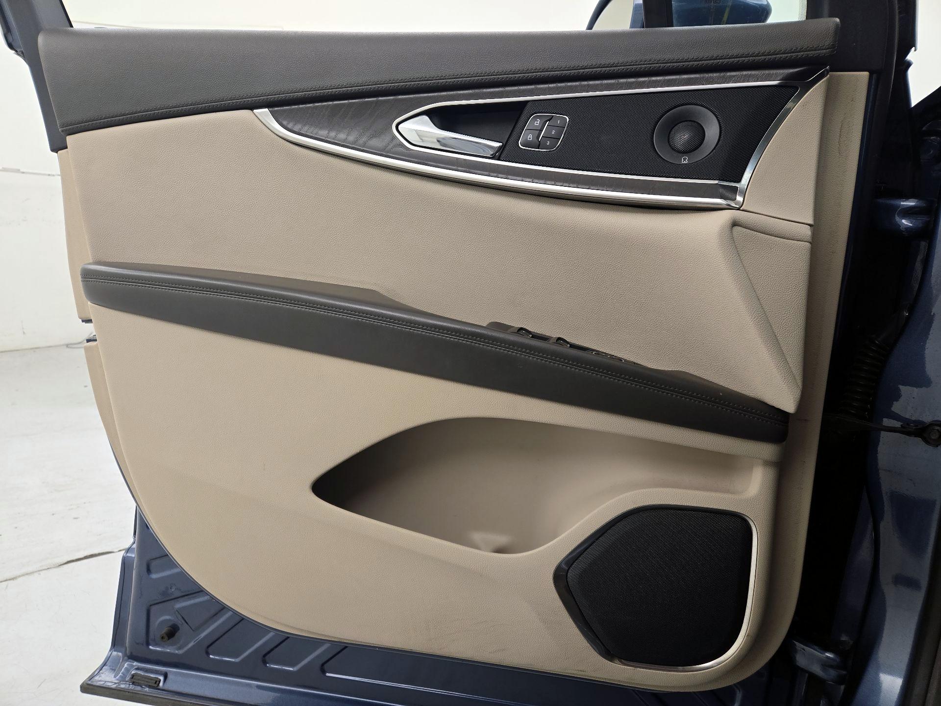 Thumbnail: 2019 Lincoln Nautilus - 12
