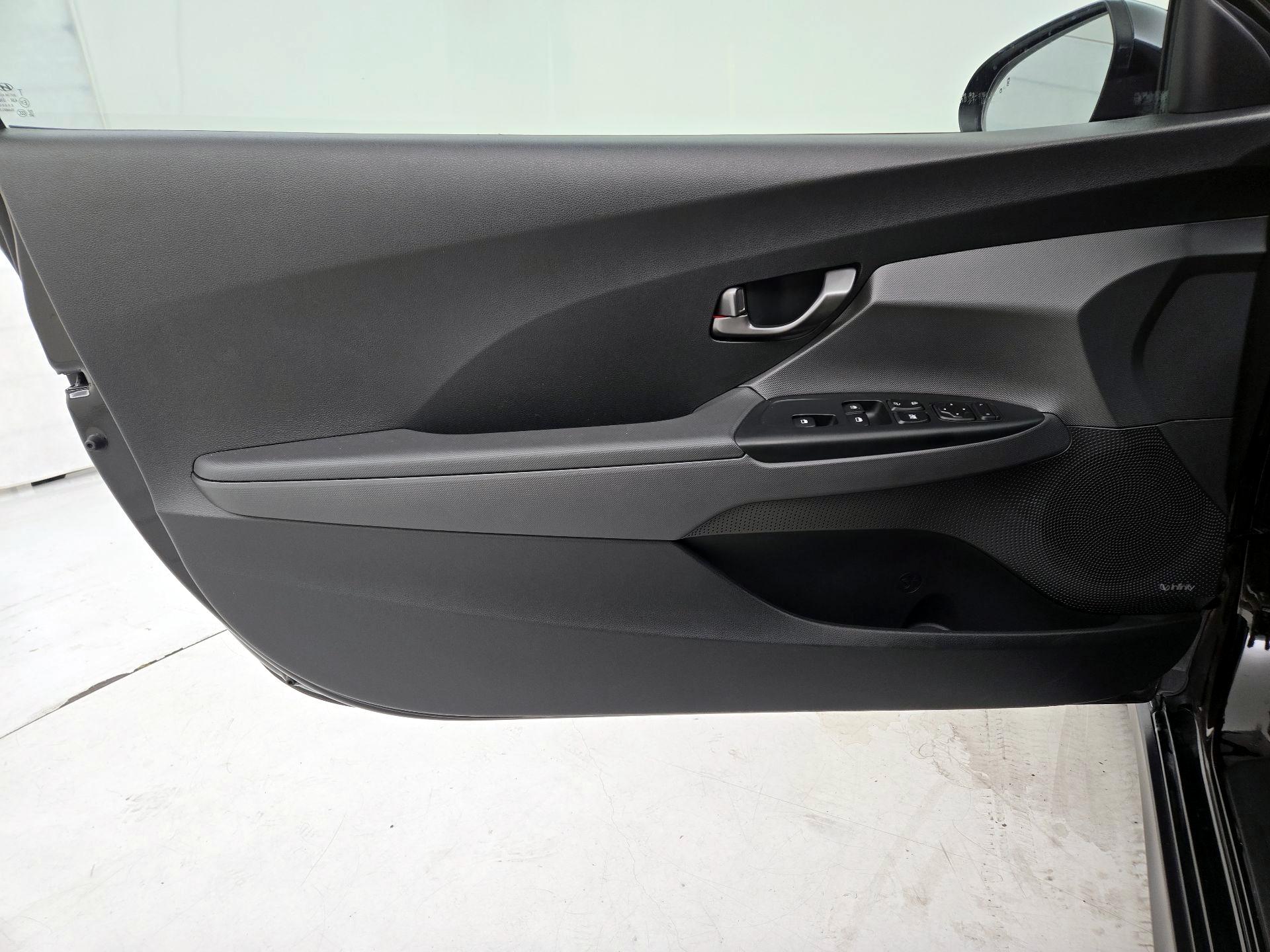 Thumbnail: 2019 Hyundai Veloster - 12