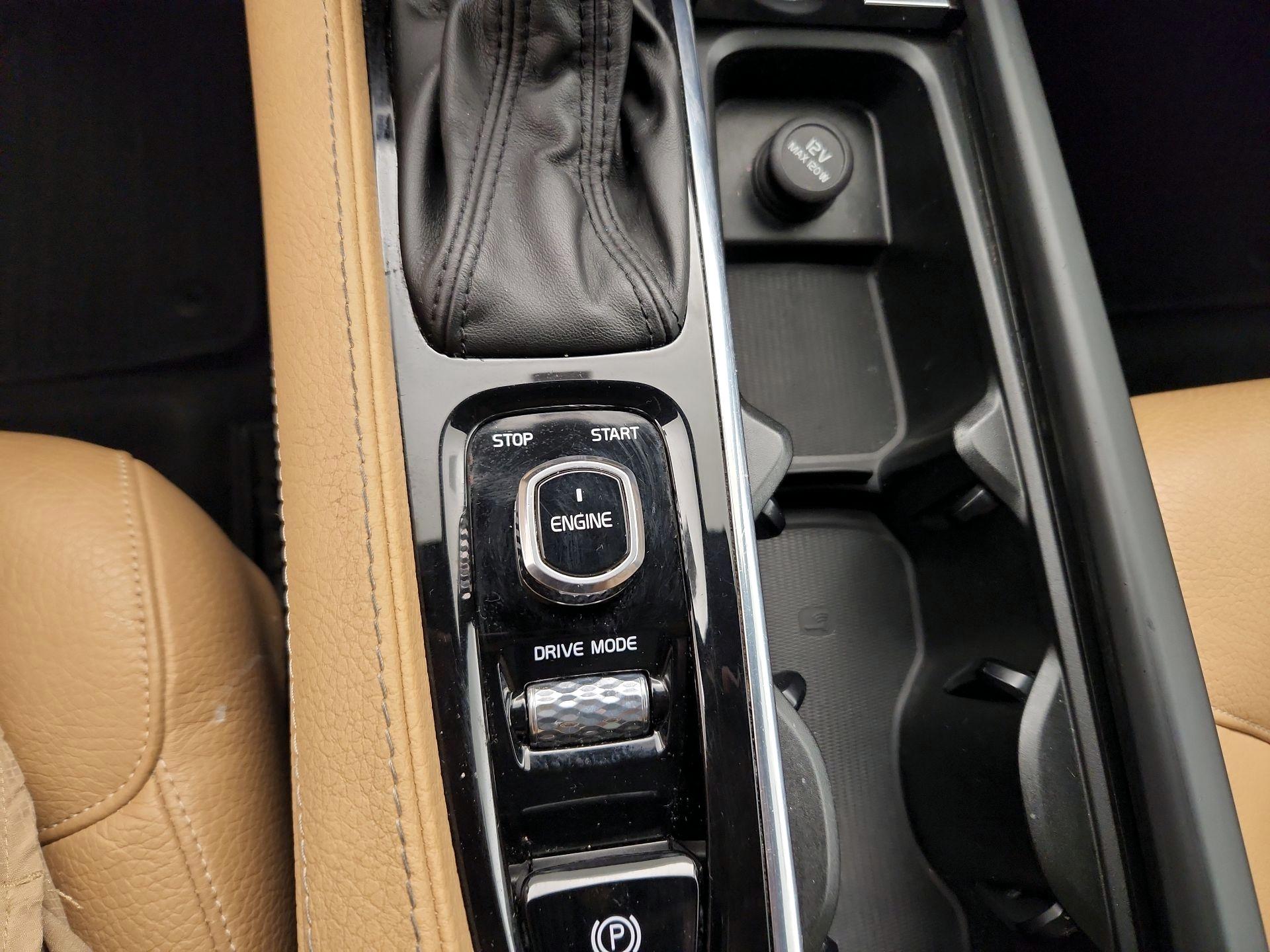 Thumbnail: 2016 Volvo XC90 - 17