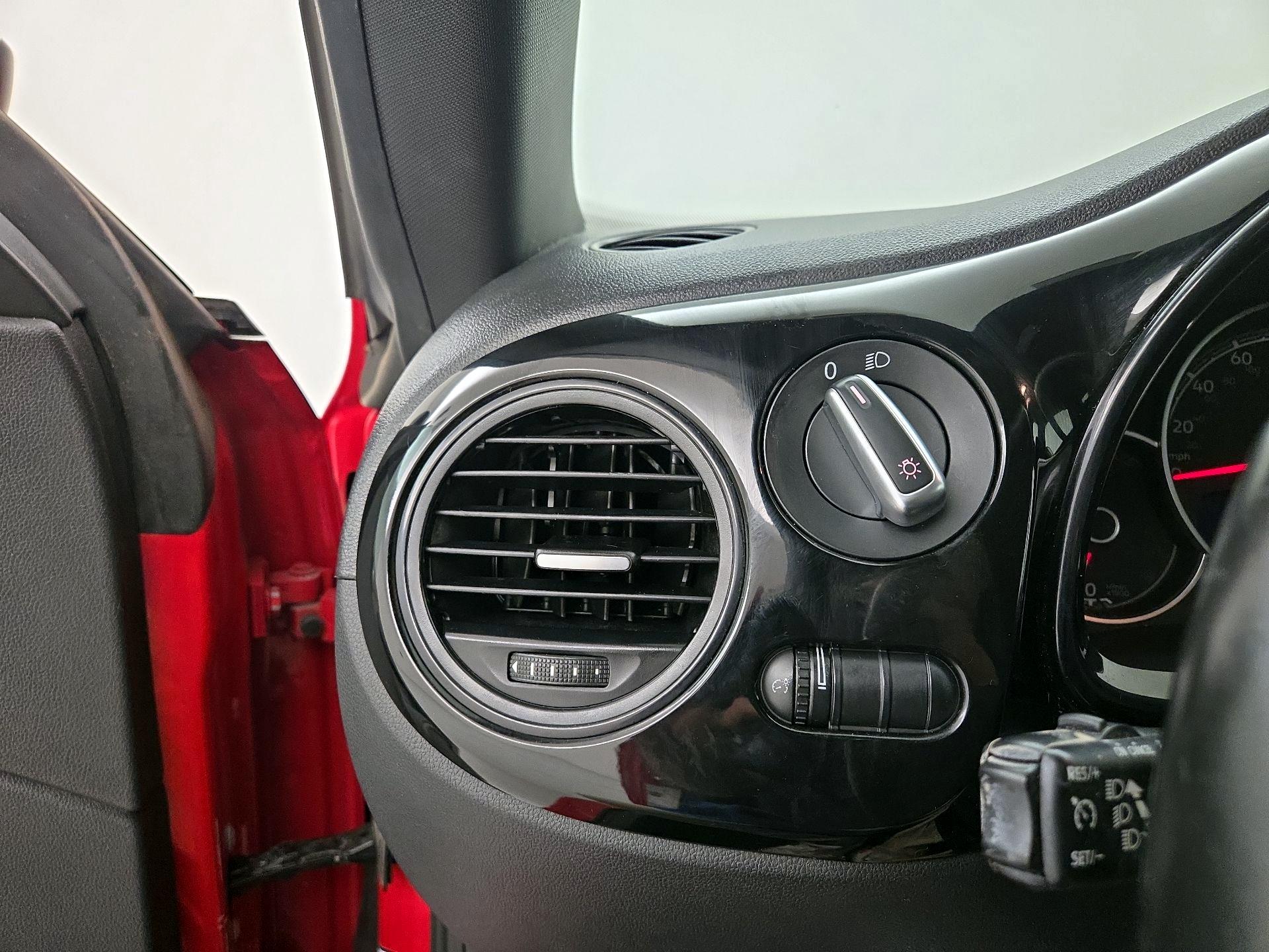 Thumbnail: 2018 Volkswagen Beetle - 13