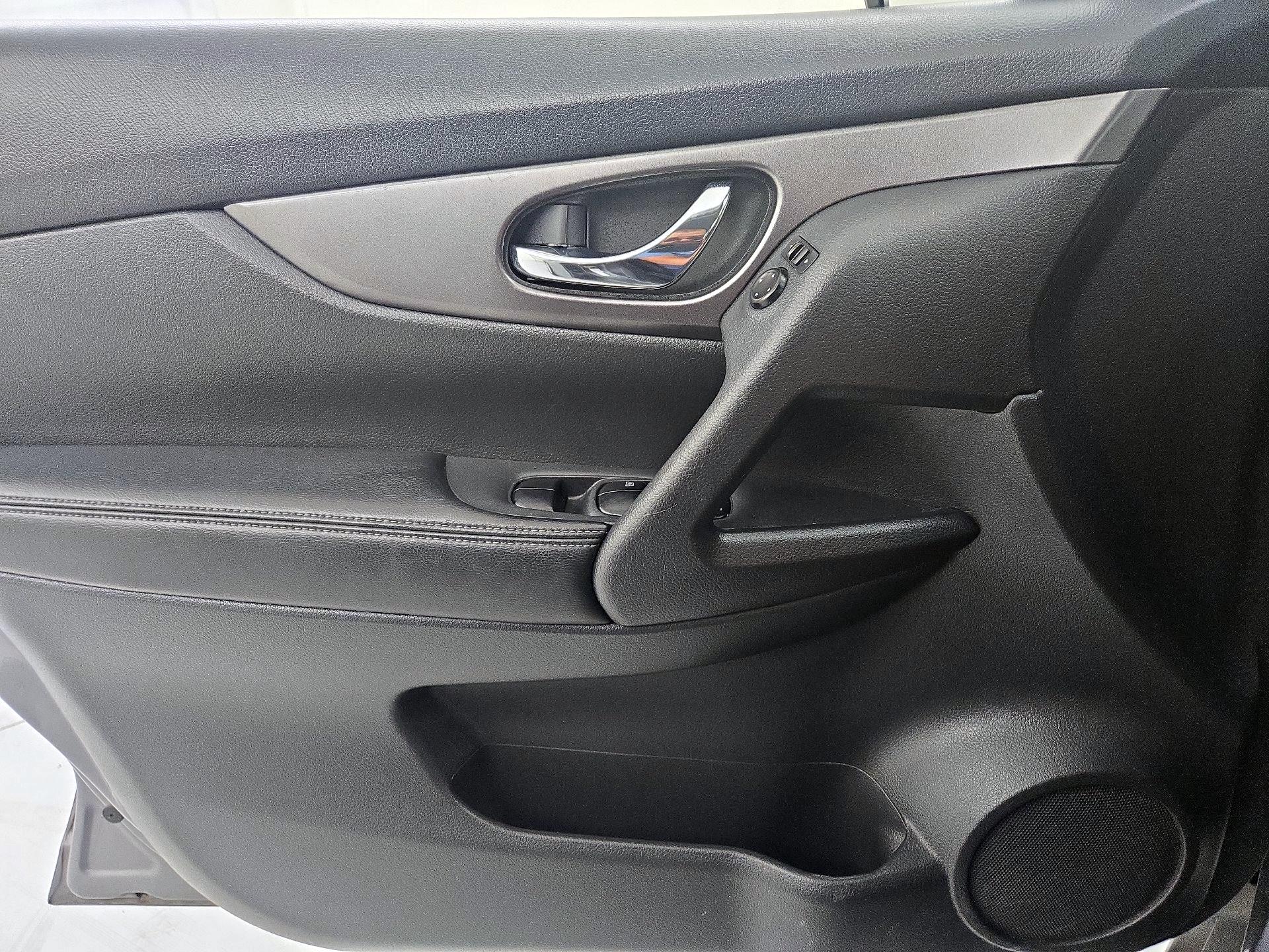 Thumbnail: 2016 Nissan Rogue - 12