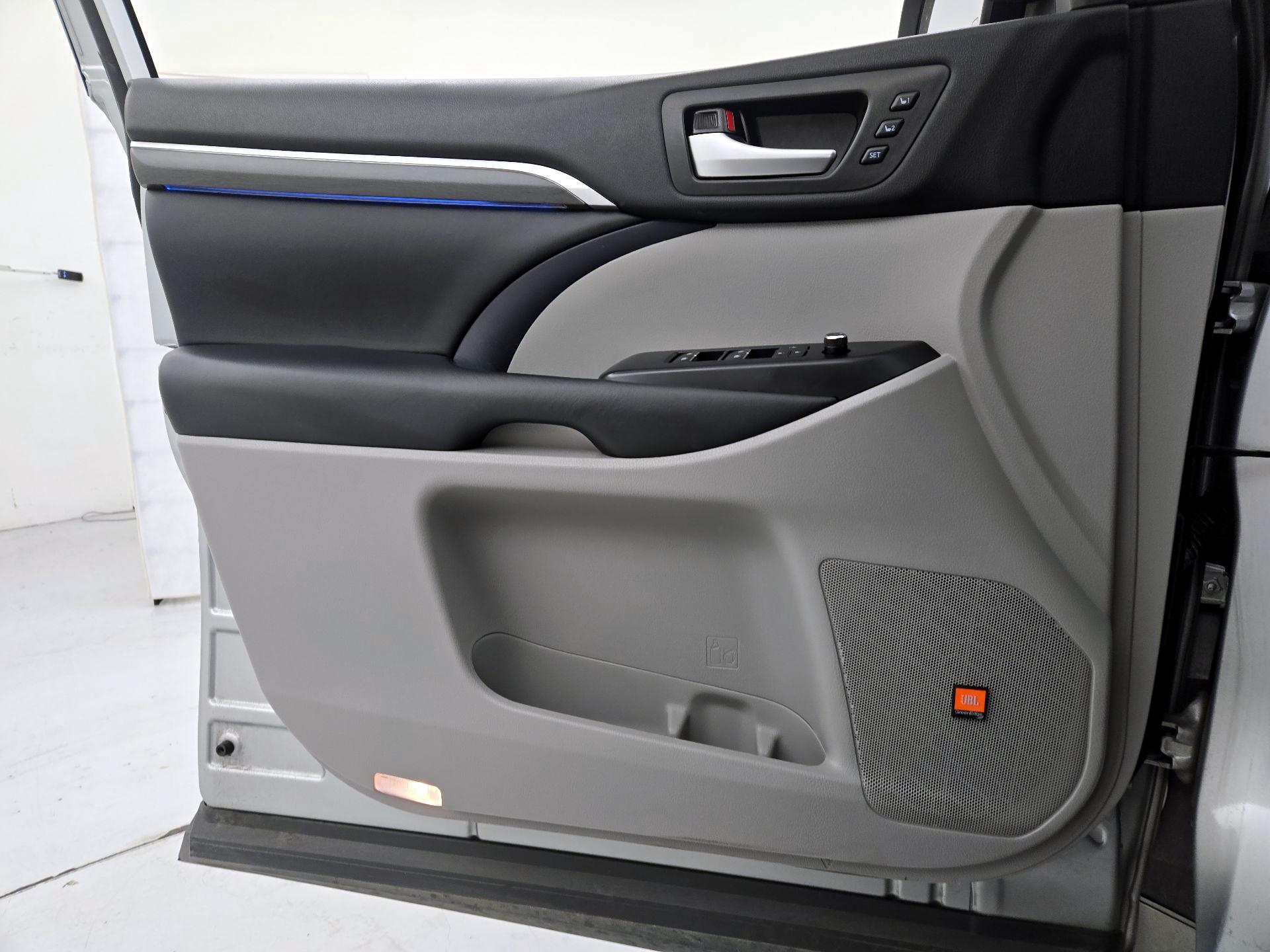 Thumbnail: 2019 Toyota Highlander - 12