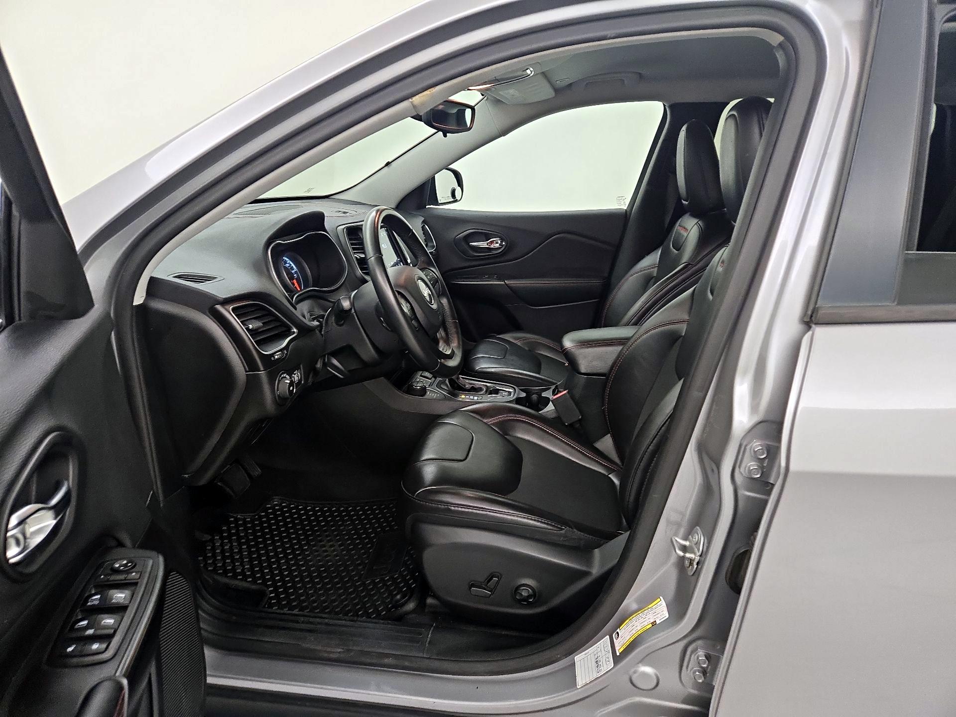 Thumbnail: 2019 Jeep Cherokee - 11