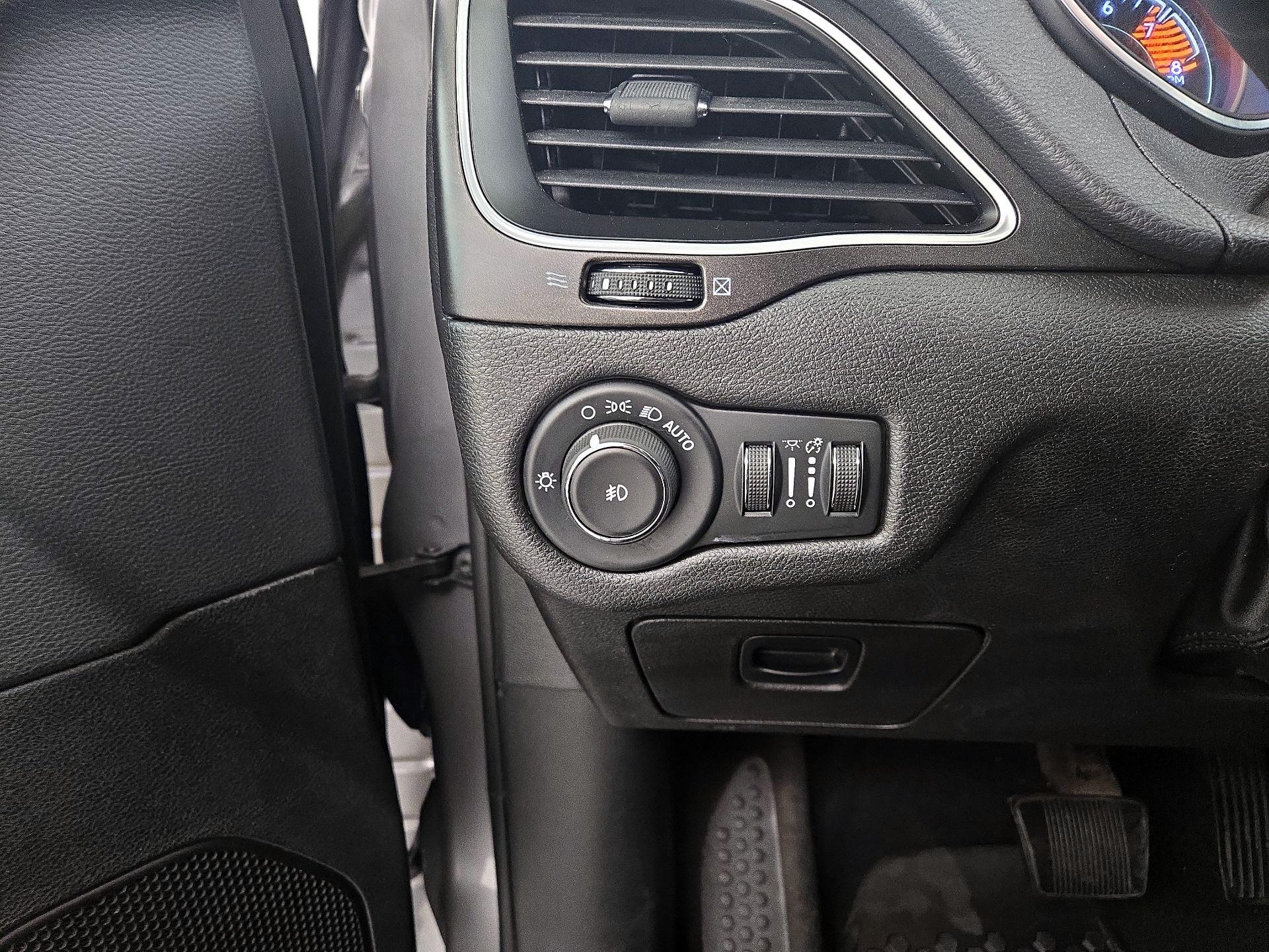 Thumbnail: 2019 Jeep Cherokee - 13