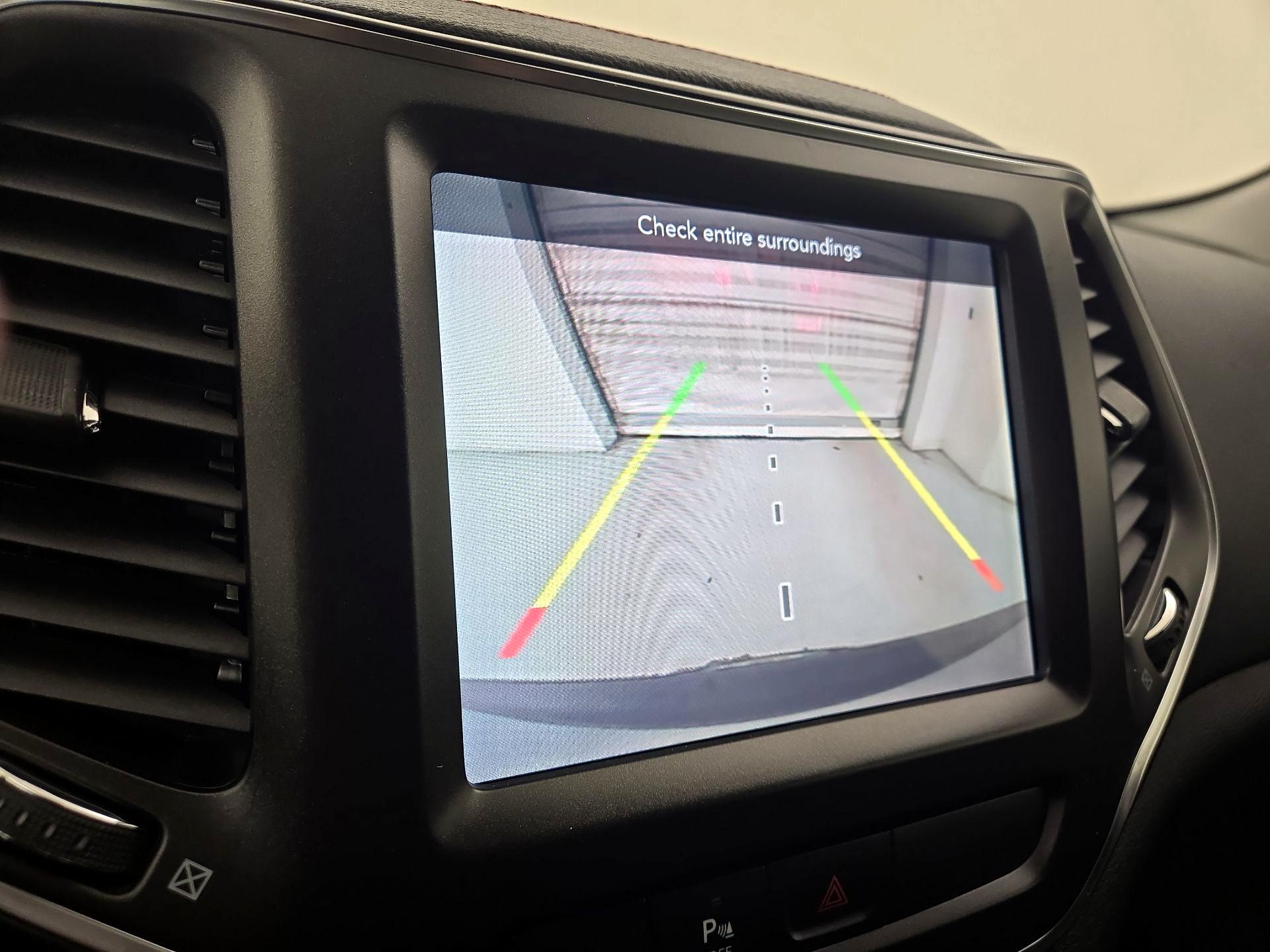 Thumbnail: 2019 Jeep Cherokee - 14