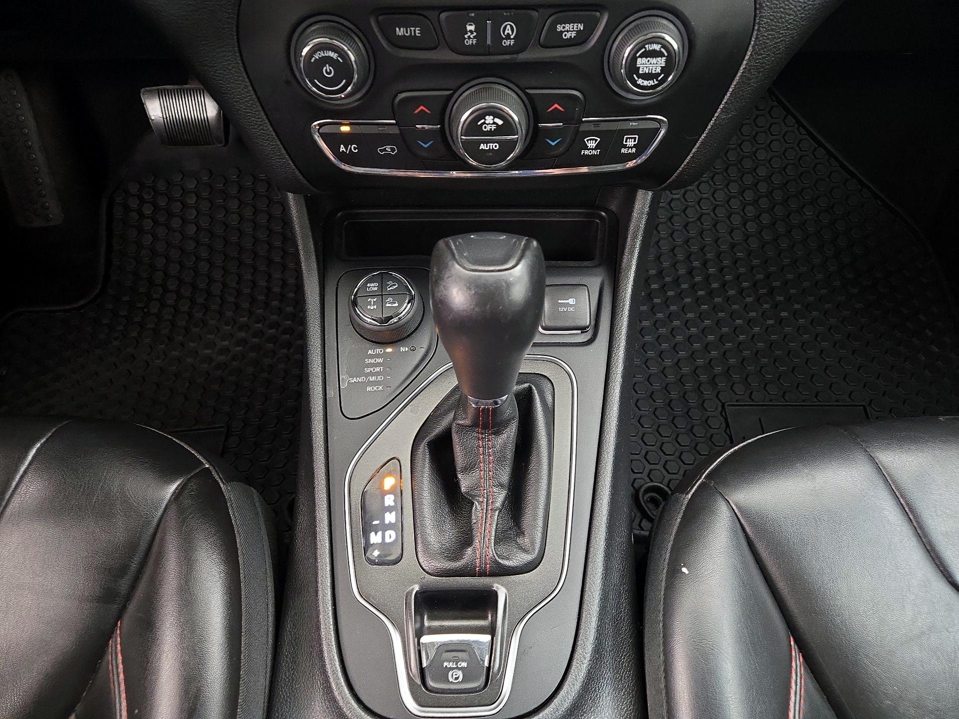 Thumbnail: 2019 Jeep Cherokee - 17