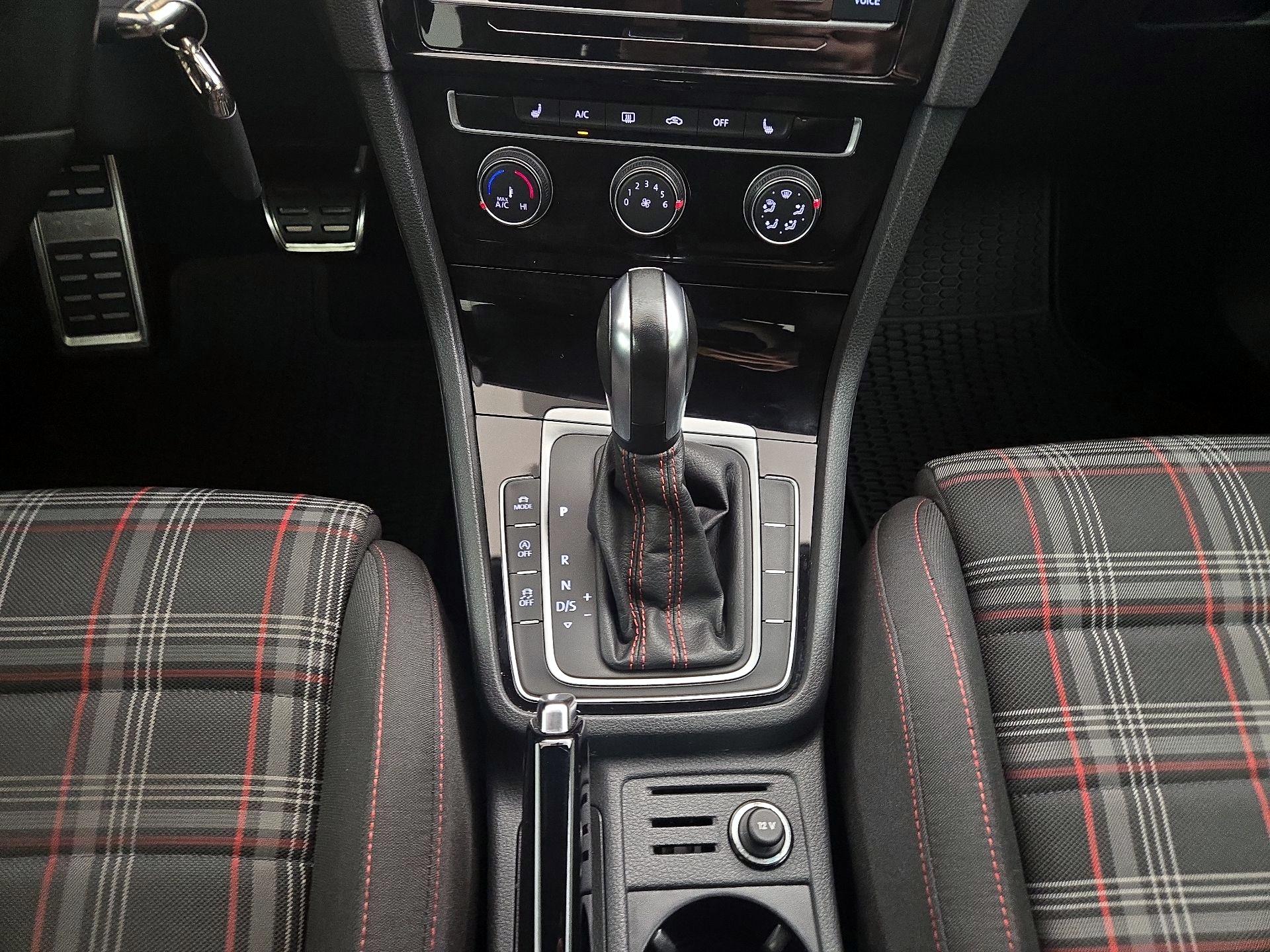 Thumbnail: 2020 Volkswagen Golf - 17