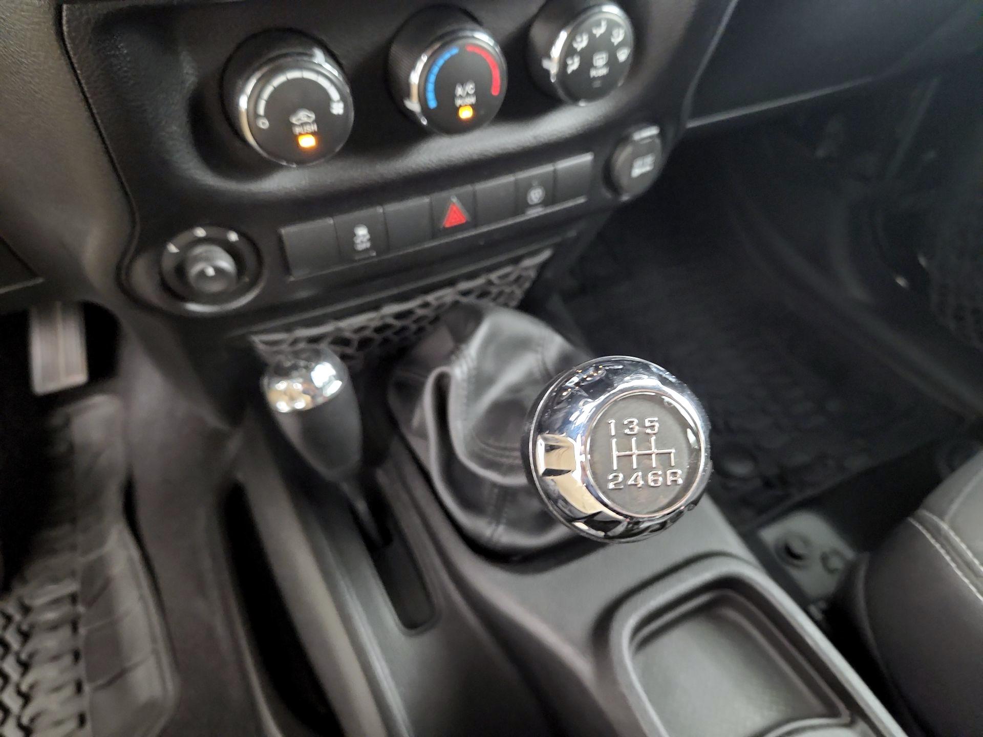 Thumbnail: 2014 Jeep Wrangler - 15