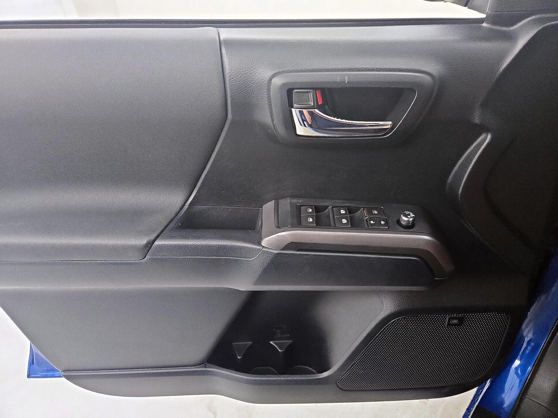 Thumbnail: 2016 Toyota Tacoma - 12