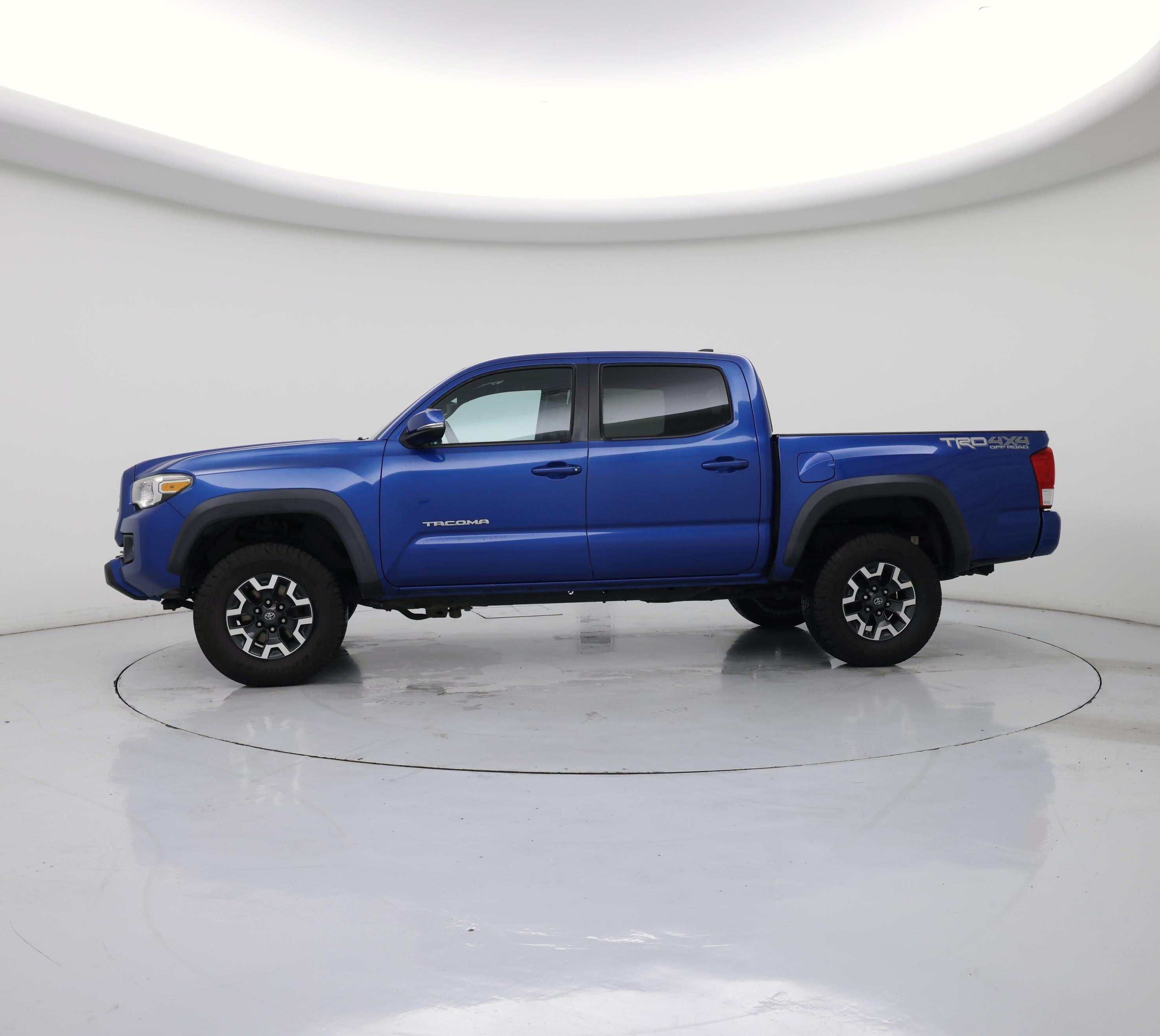 Thumbnail: 2016 Toyota Tacoma - 3