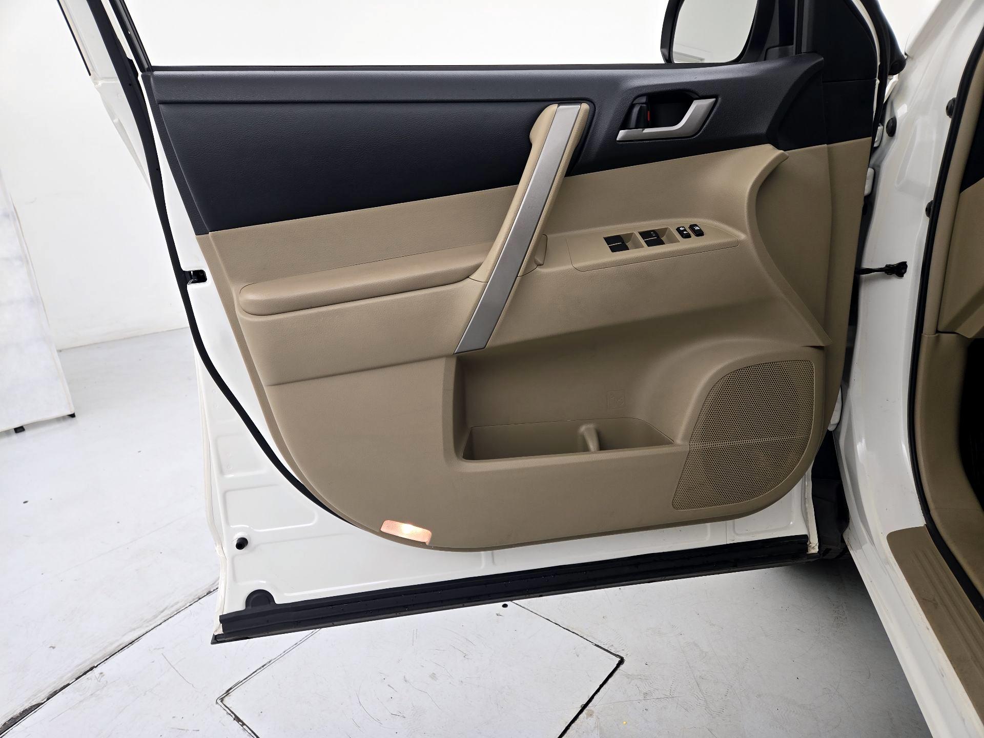 Thumbnail: 2013 Toyota Highlander - 12