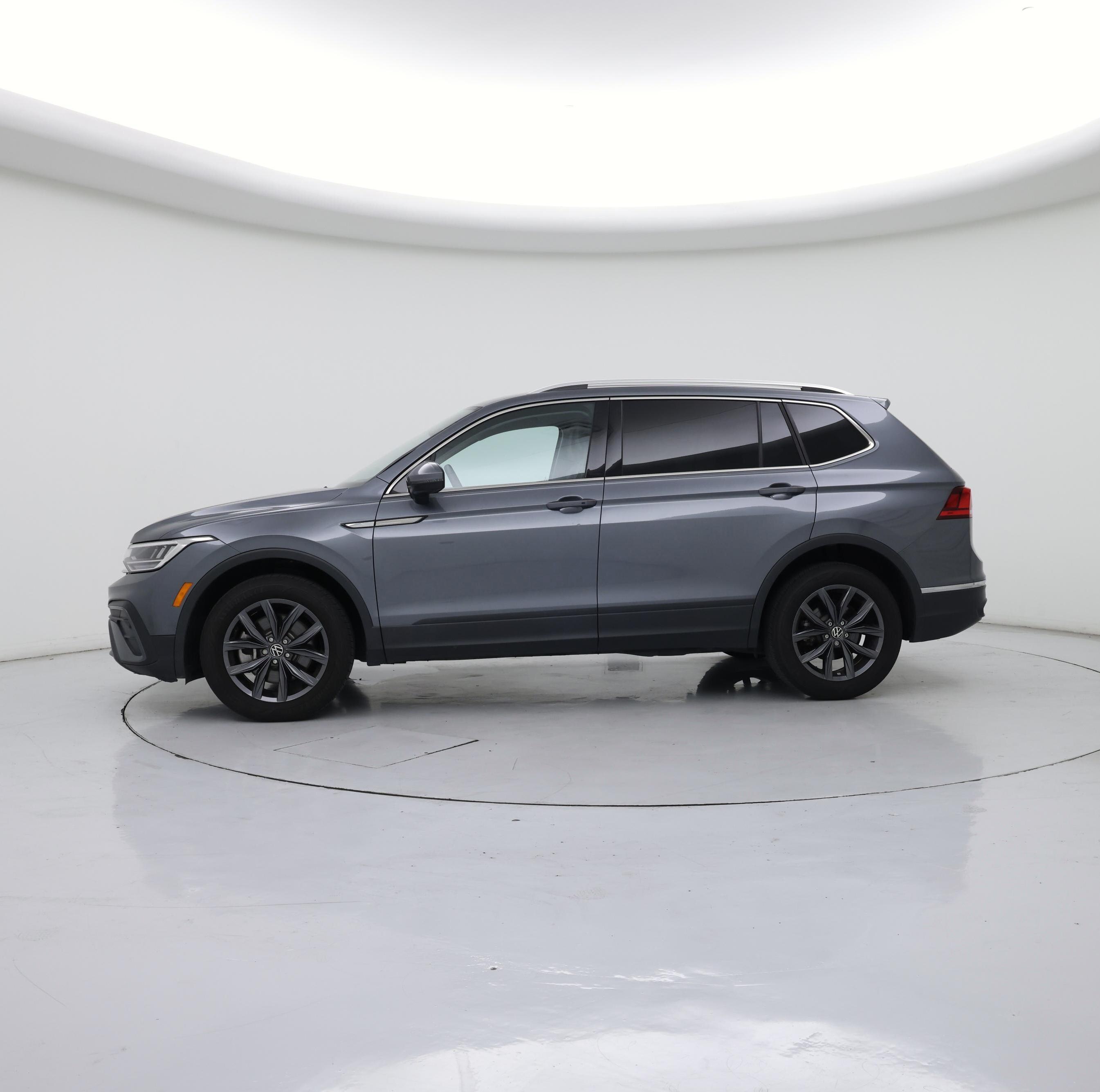 Thumbnail: 2022 Volkswagen Tiguan - 3